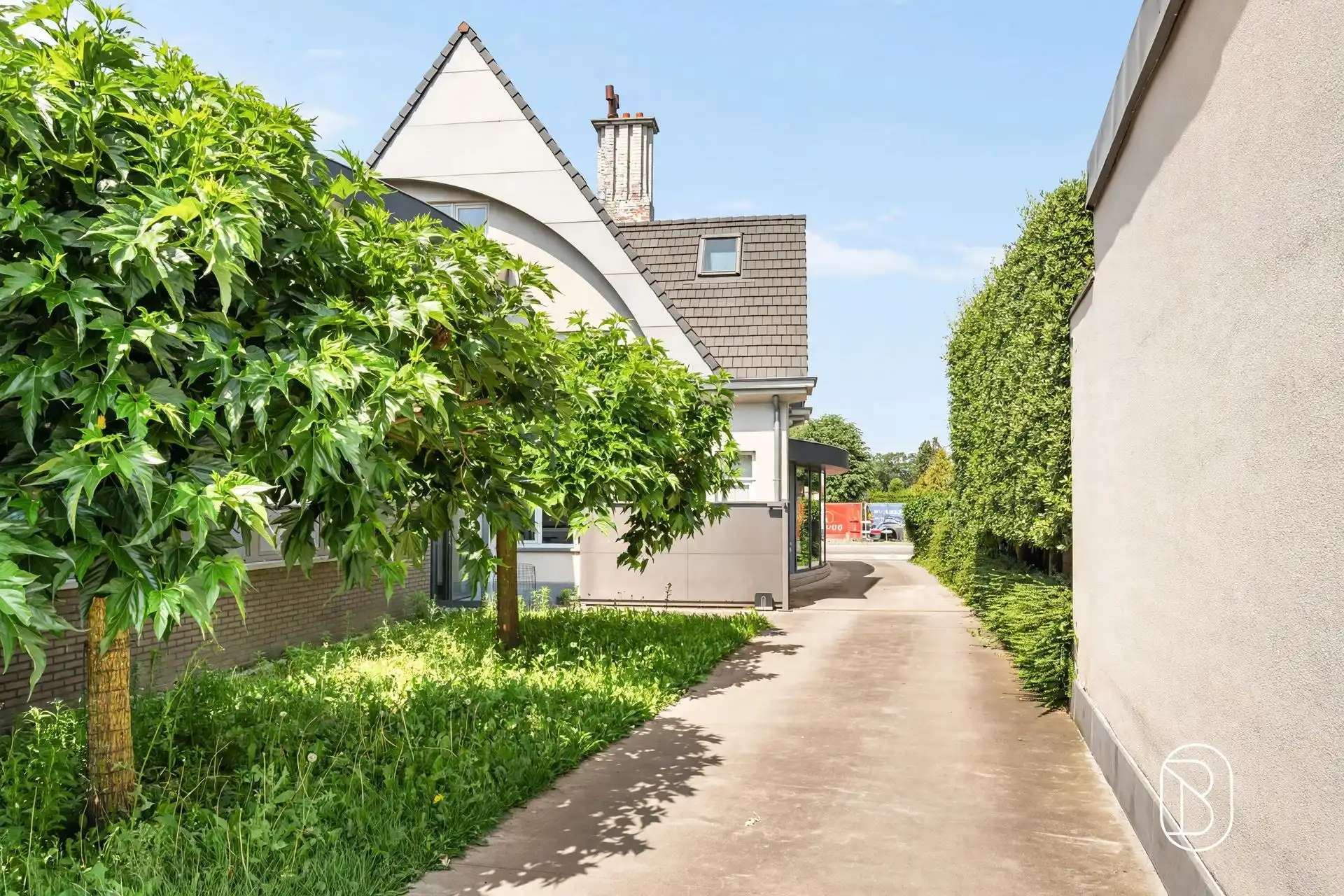 Commercieel gelegen kantoor/praktijk + woonst met atelier foto 6