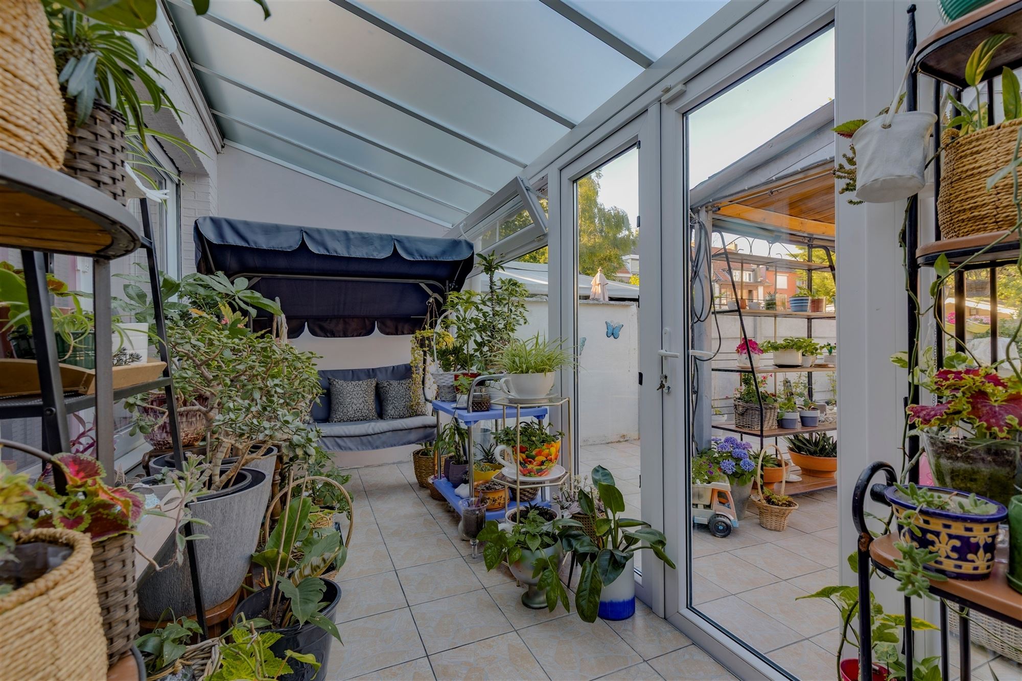 Mooi ingerichte woning met 4 slk, 2 badk en ruime stadstuin in Merksem foto 5