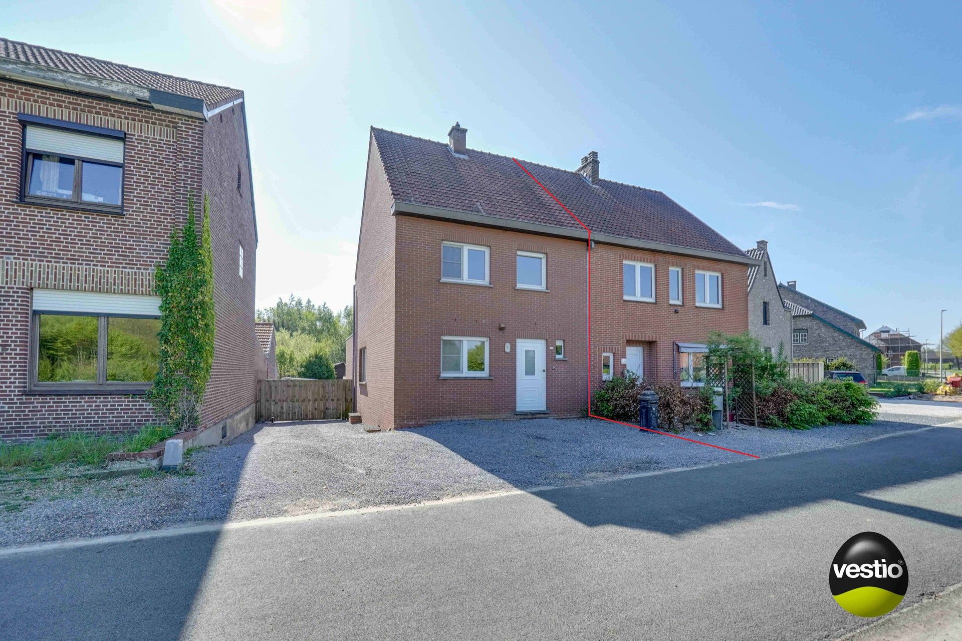 DEGELIJKE WONING MET WEILANDEN OP 1,7 HECTARE foto 2