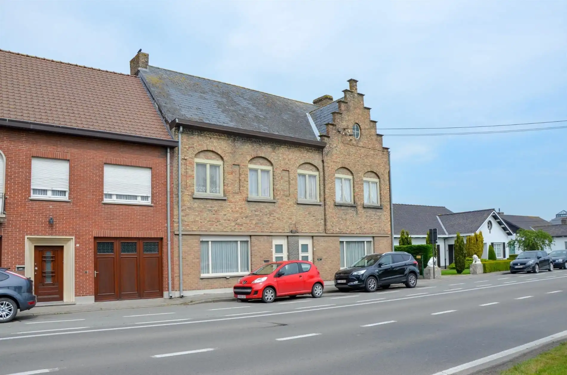 Woning met 3 slaapkamers en ruime stadskoer. foto {{pictureIndex}}