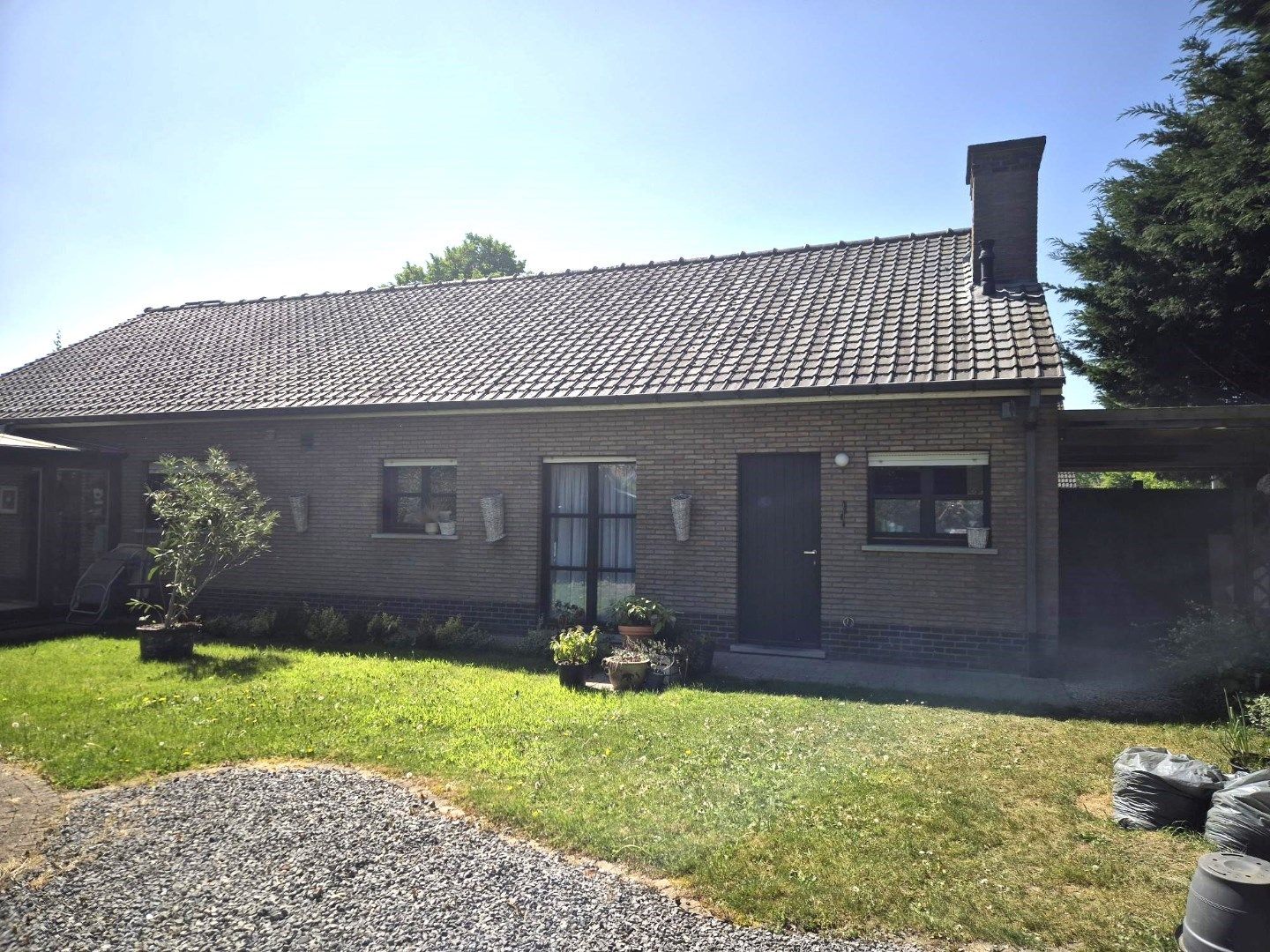 Ruime bungalow met tuin in Zulte foto 15
