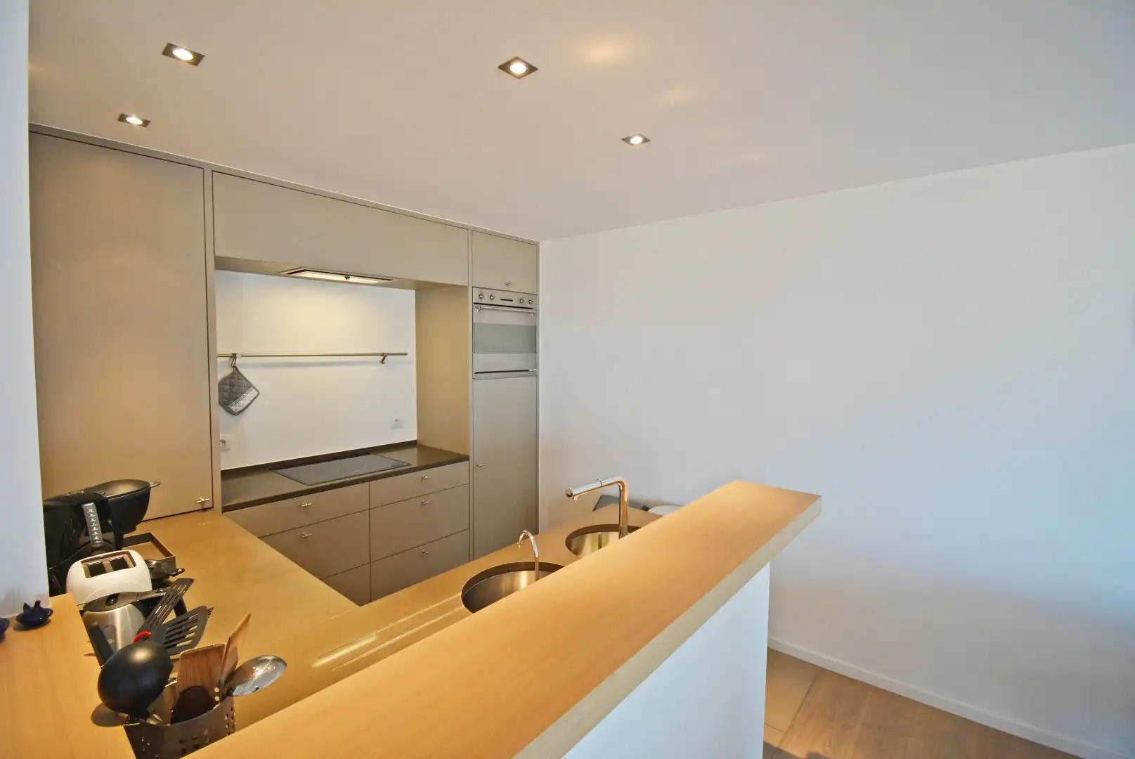 Mooi vernieuwd en zongericht appartement met goed zeezicht aan het Albertstrand foto 6