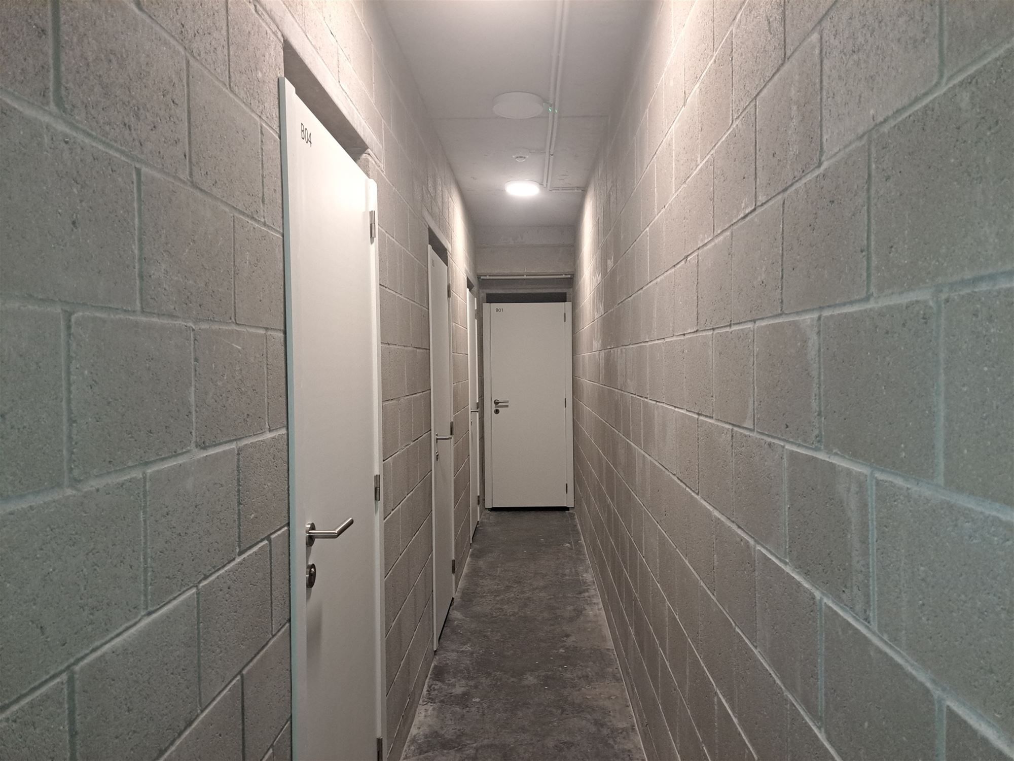 Ontdek dit moderne appartement met een luxueuze afwerking en mooi design. 2 slaapkamers met elk hun badkamer. En met ondergrondse parking. foto 25