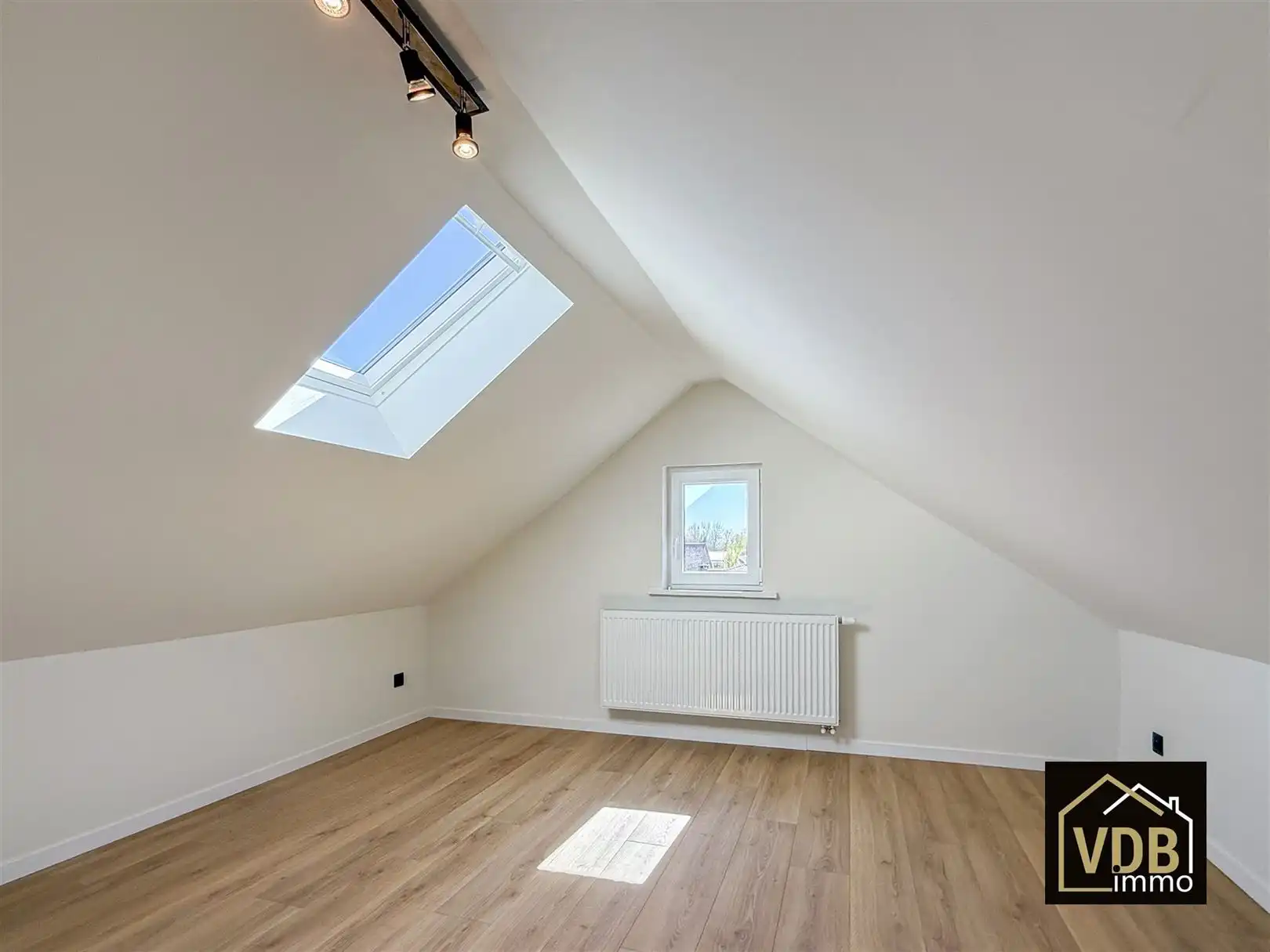 HALF OPEN BEBOUWING MET 4 SLAAPKAMERS EN GROTE GARAGE foto 11