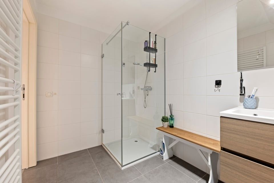 RUIM EN INSTAPKLAAR APPARTEMENT MET 3 SLKS EN EEN PARKEERPLAATS IN GENK foto 24