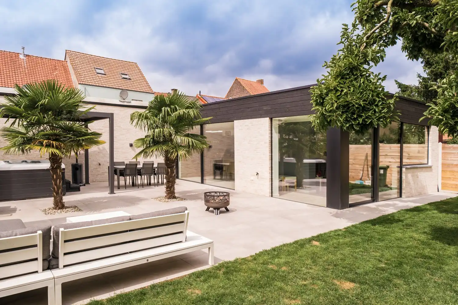 Ruime gerenoveerde woning met 4 slaapkamers en prachtige tuin foto {{pictureIndex}}
