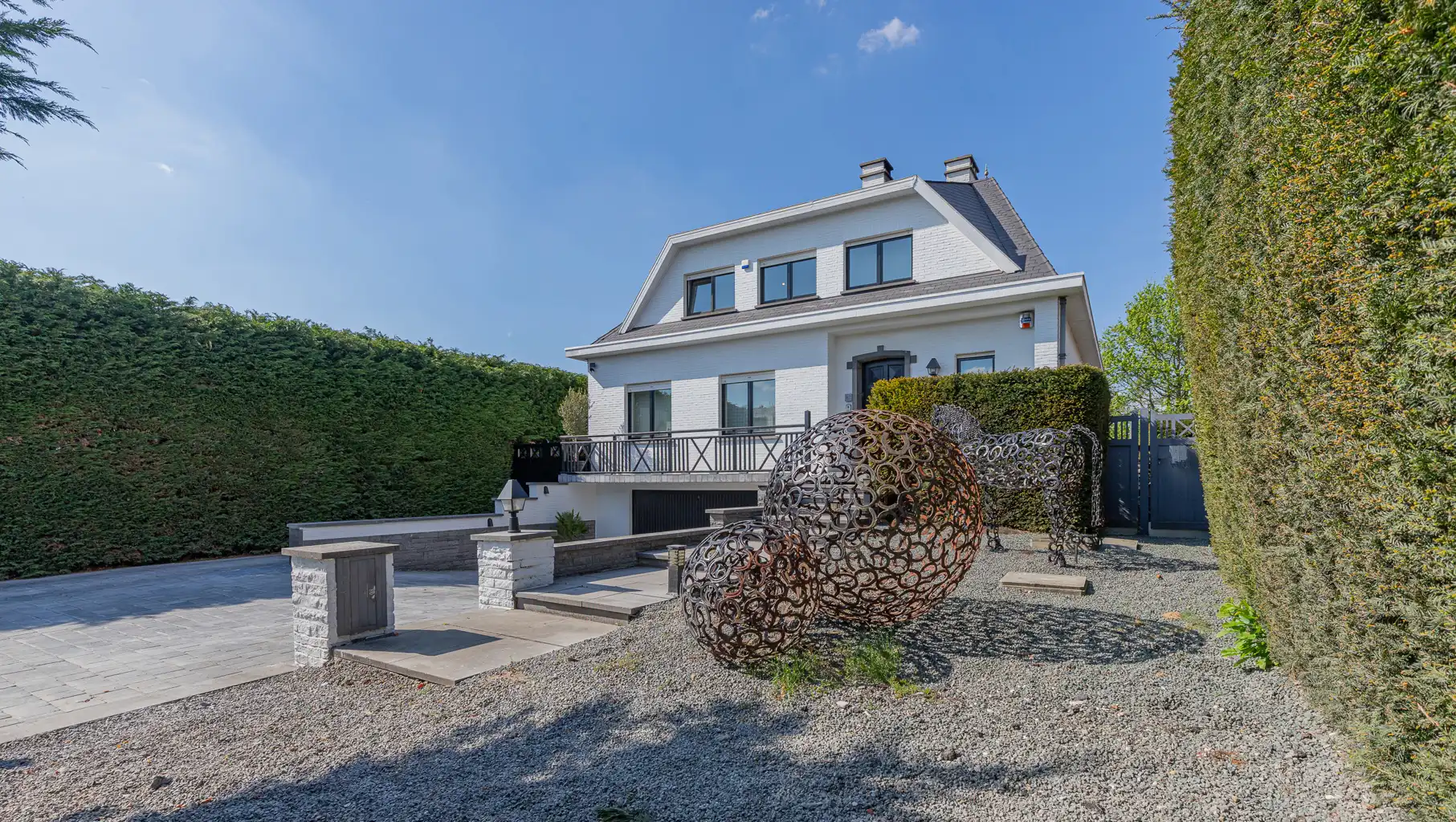 Hoofdfoto van de publicatie: Grote villa op 22a met tuin, garage én bijgebouw