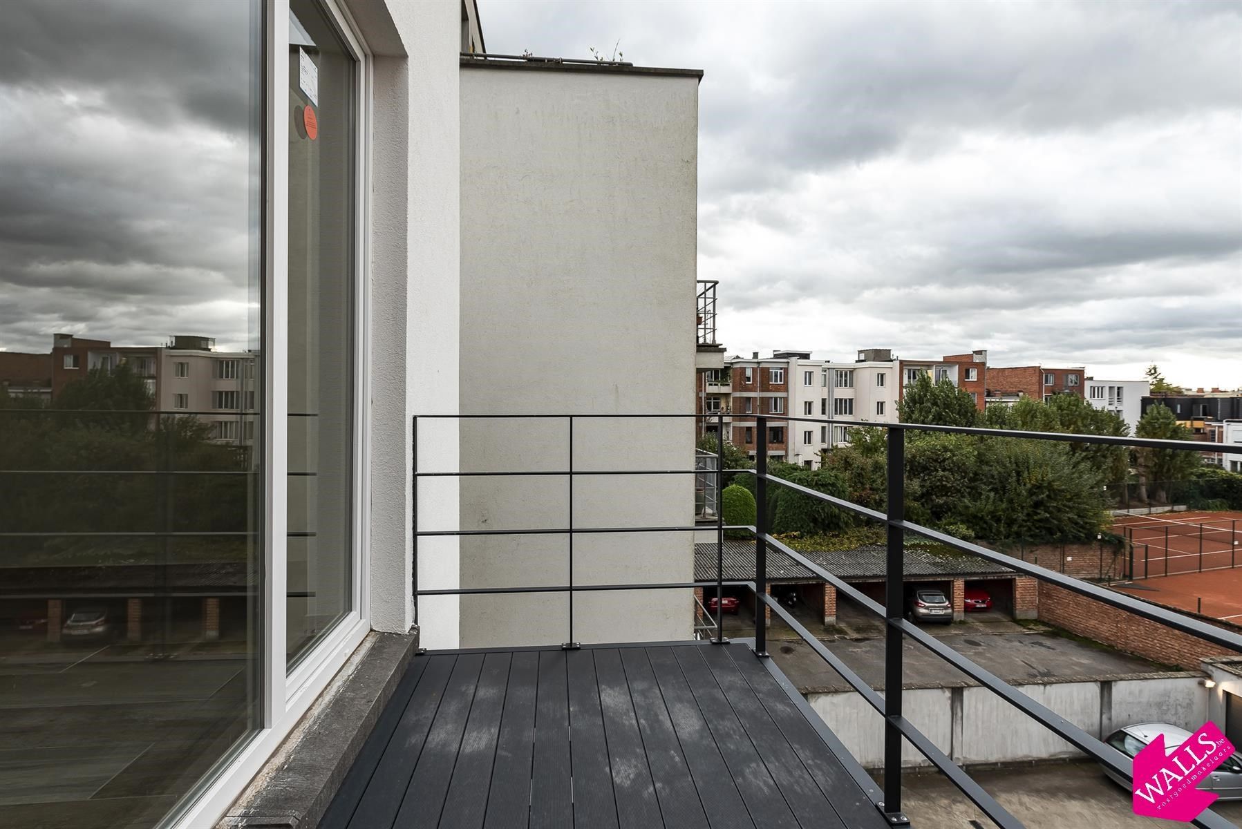 Ruim en volledig gerenoveerd appartement met terras foto 9