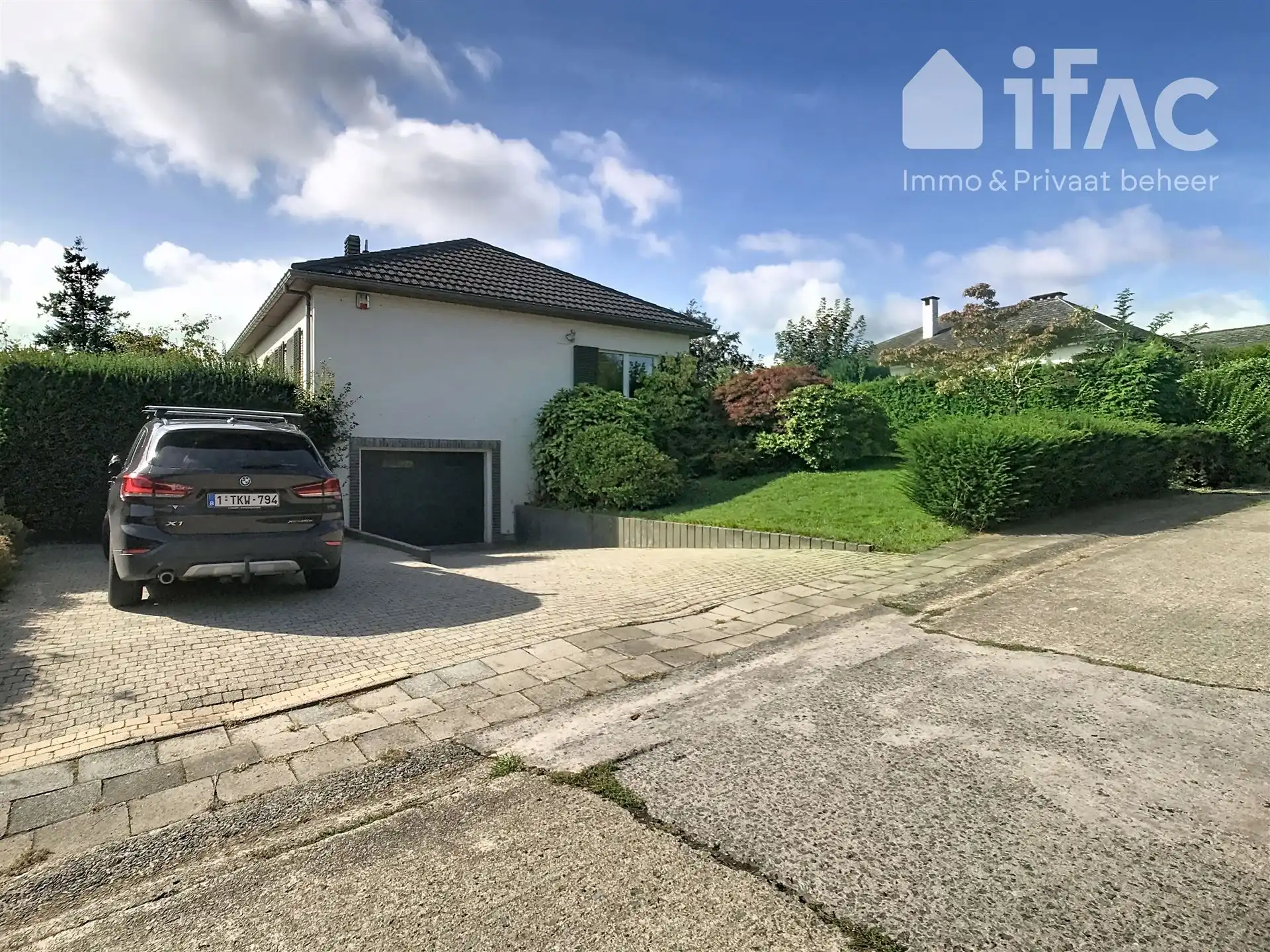 Bungalow met garage en tuin foto {{pictureIndex}}