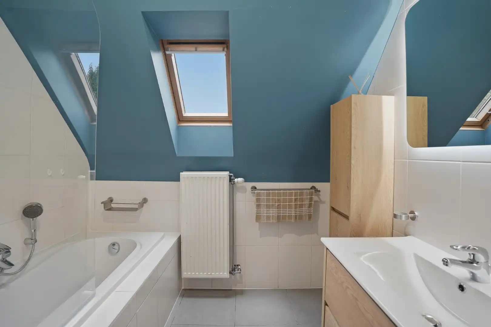 Instapklare rijwoning met garage op toplocatie in hartje Sint-Michiels foto 5