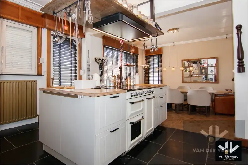 Stijlvolle, ruime en grotendeels gerenoveerde gezinswoning eenvoudig aan te passen naar EPC C vlak aan het cetrum foto 9