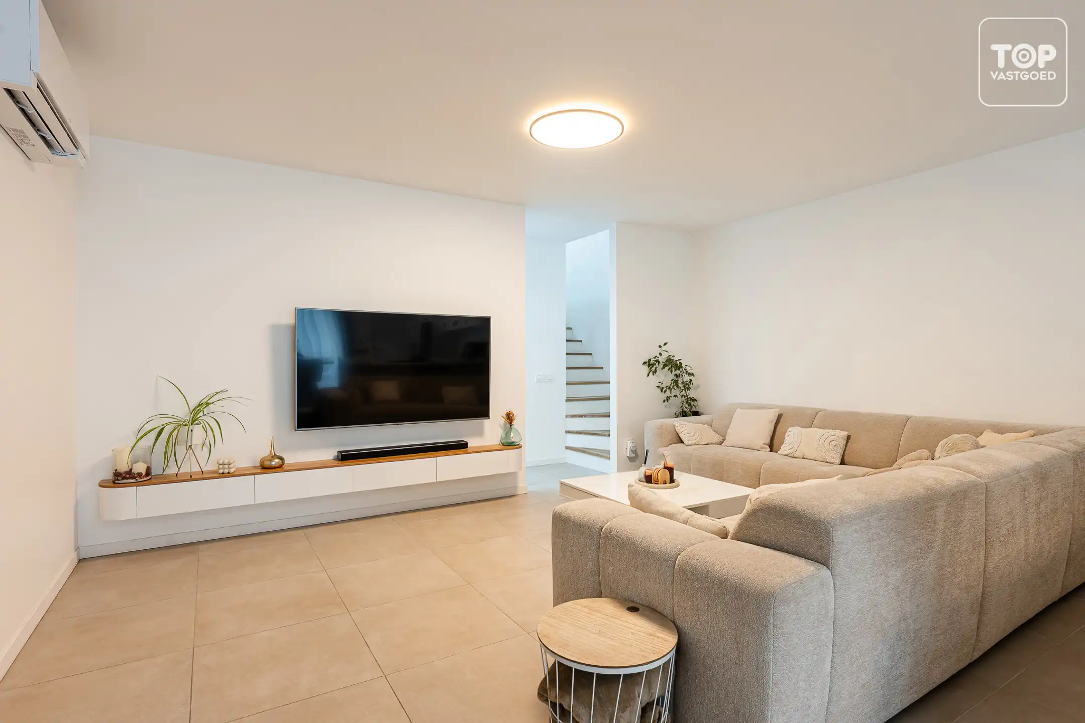 Totaal gerenoveerde woning met 3 slaapkamers, tuin en garage. foto 5