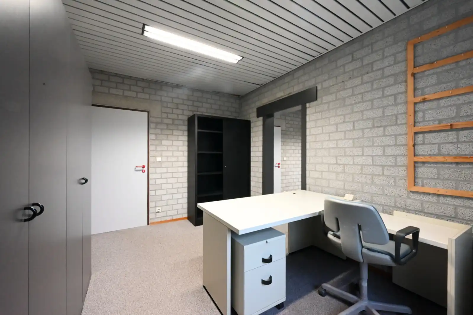 Praktijk-/ kantoorruimte op een commerciële locatie! foto 7