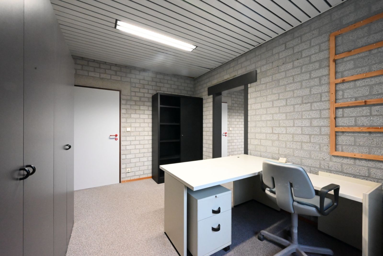 Praktijk-/ kantoorruimte op een commerciële locatie! foto 7