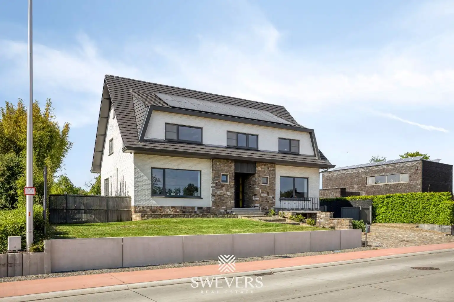 Instapklare open bebouwing met 4 slaapkamers op een perceel van 16a 60ca foto {{pictureIndex}}
