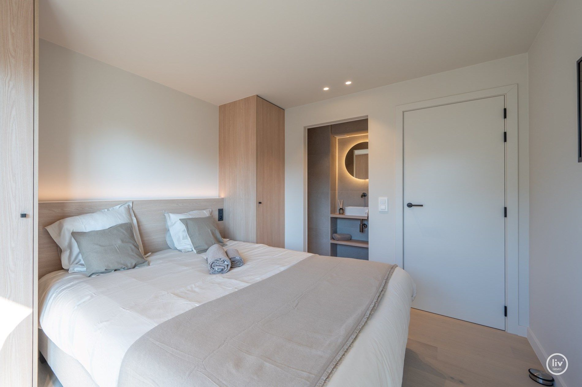 Uniek gerenoveerd appartement met een prachtige gevelbreedte centraal gelegen op de Lippenslaan te Knokke.  foto 17