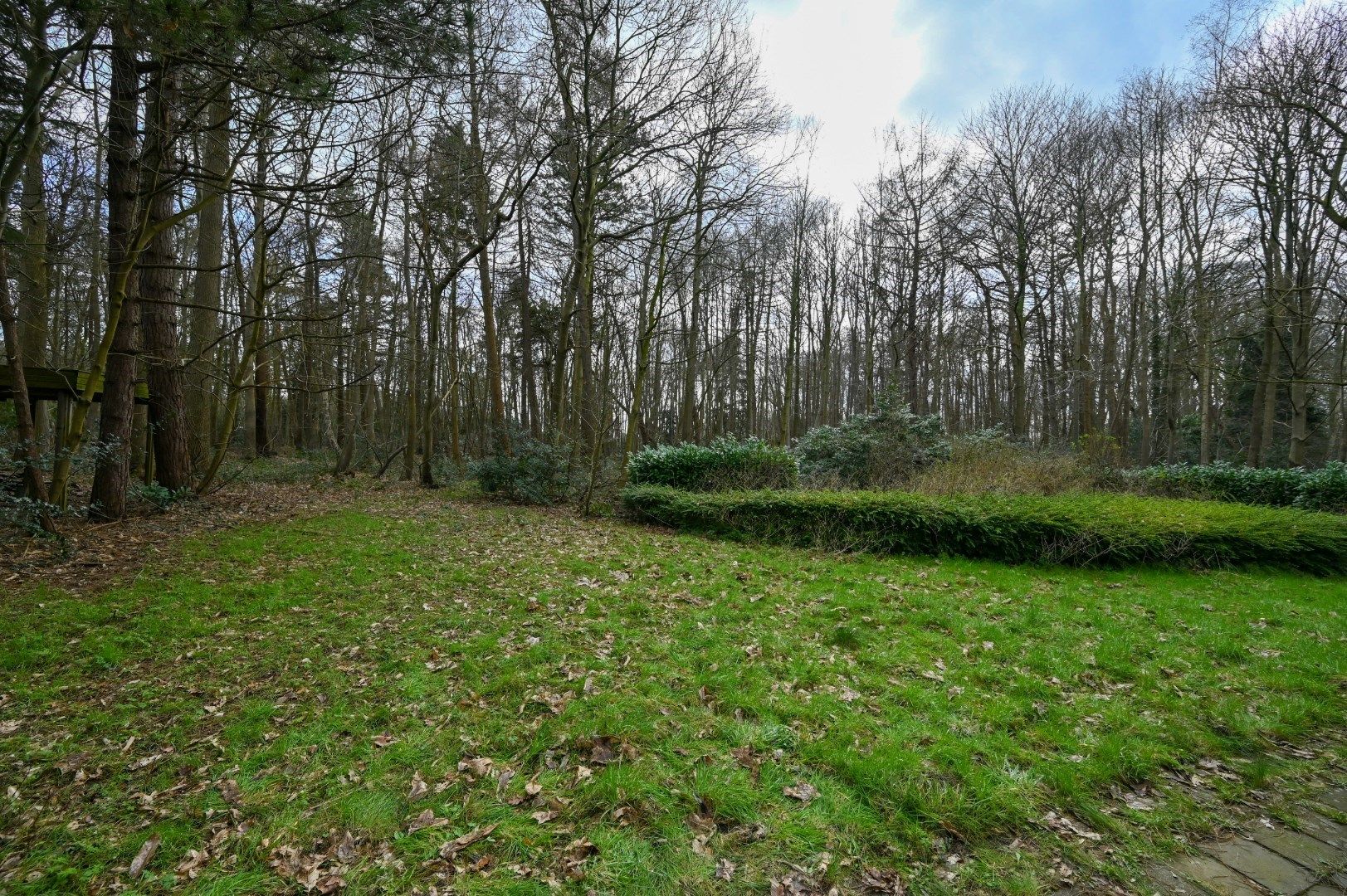 Hoofdfoto van de publicatie: Uitzonderlijk villa-perceel gelegen in residentiële villa omgeving