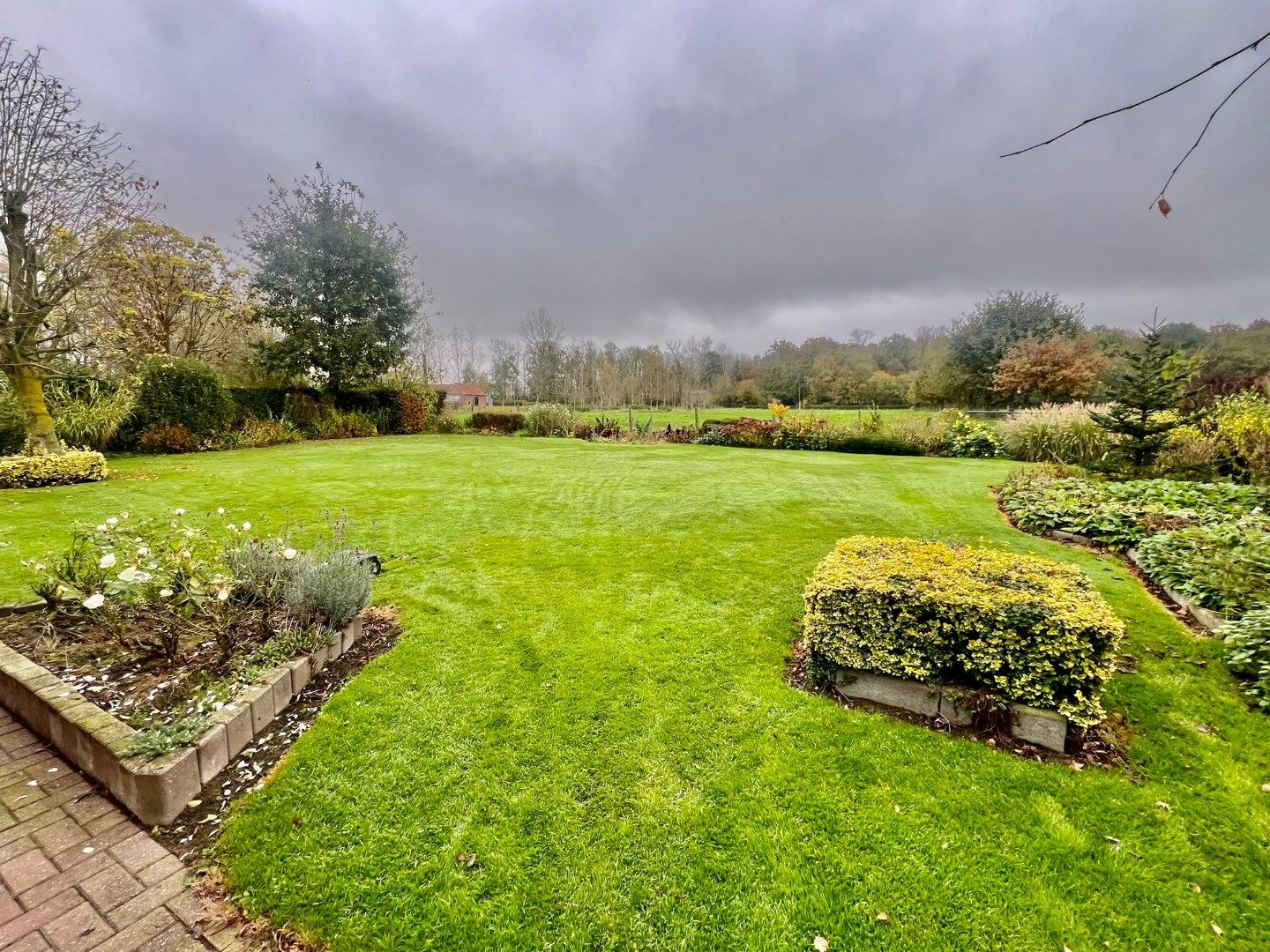 Landelijk gelegen woning, open bebouwing met prachtige tuin foto 5