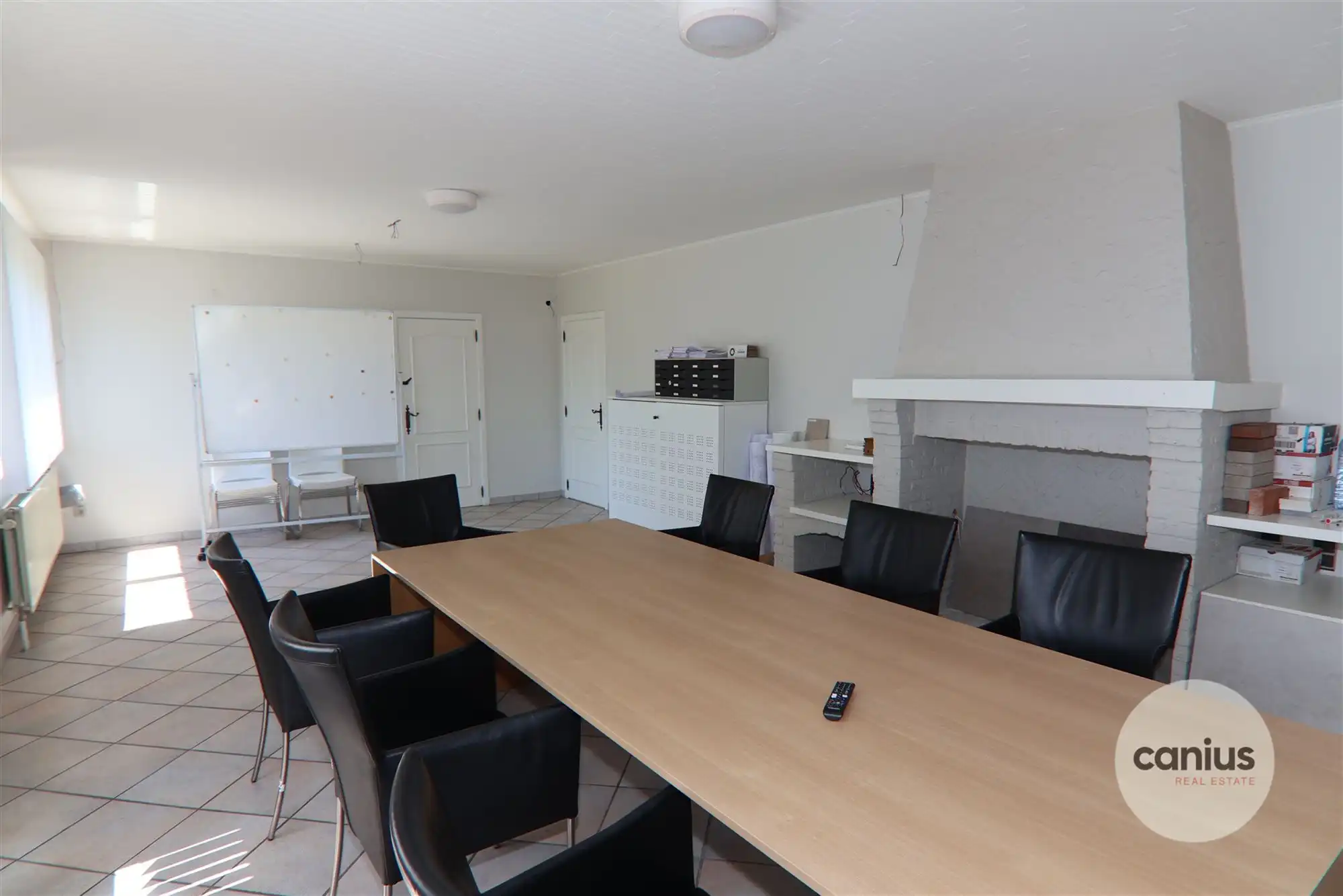 COMMERCIEEL GEBOUW MET MAGAZIJN EN WONING OP EEN ZICHTBARE LOCATIE  foto 7