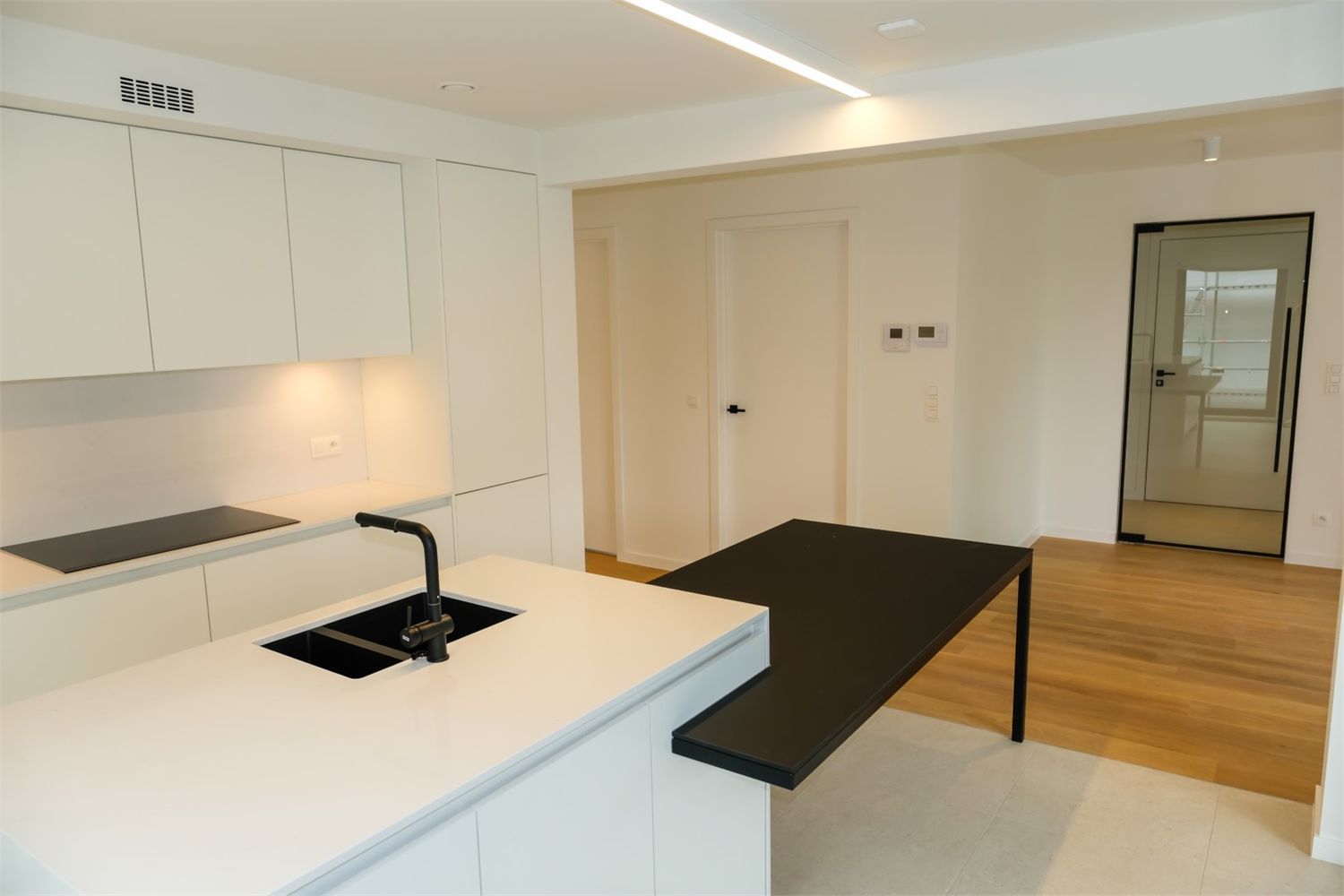 APPARTEMENT TE HUUR IN HASSELT – Ruim, licht en centraal gelegen foto 3