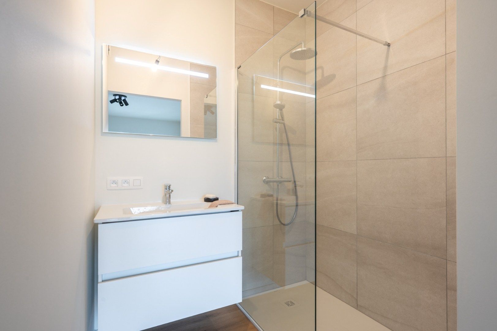 Ruim en lichtrijk appartement met open zicht en zonnig terras, in het centrum van Heist en op enkele passen van de zee foto 8