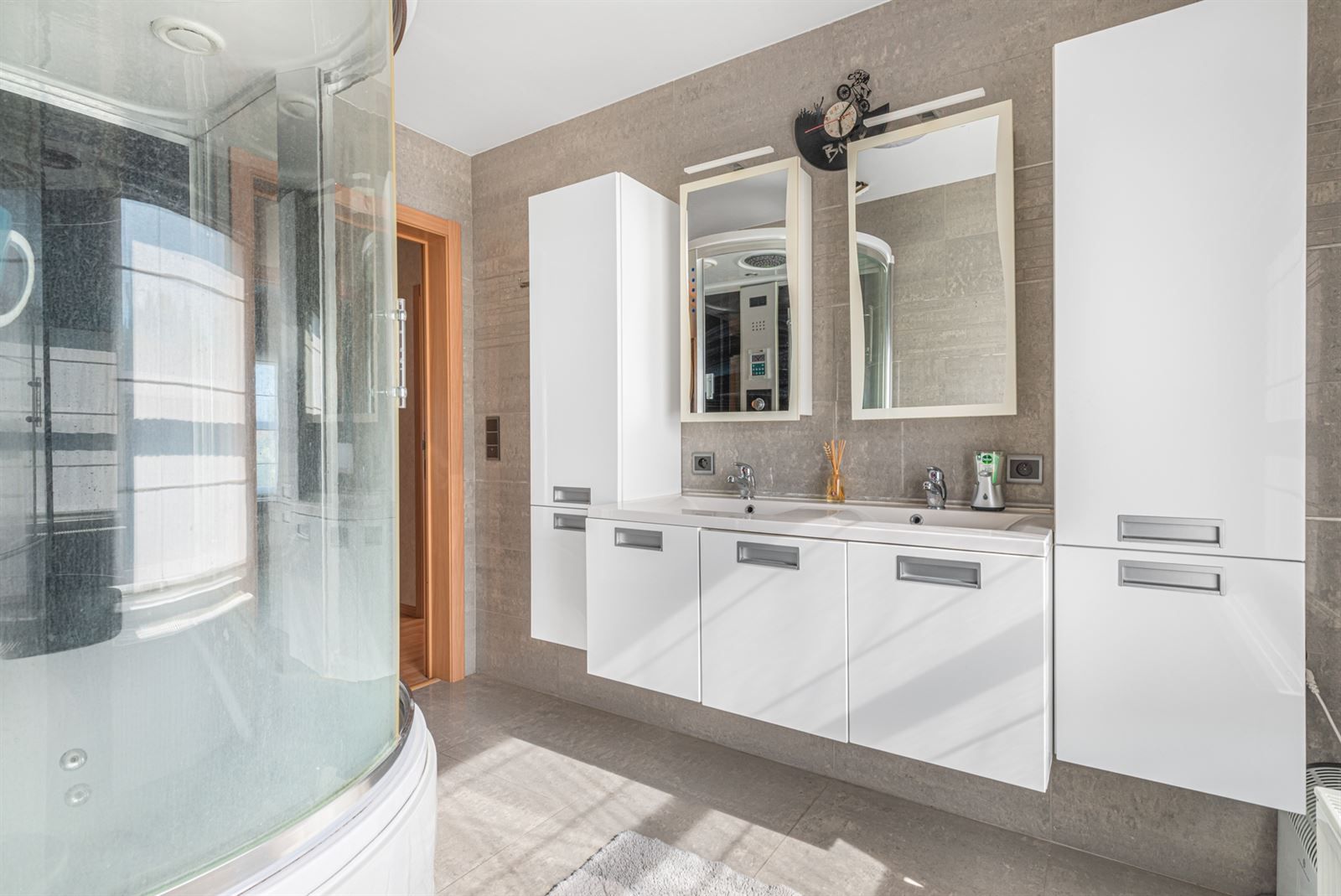 Volledig instapklare woning met bijgebouw foto 7