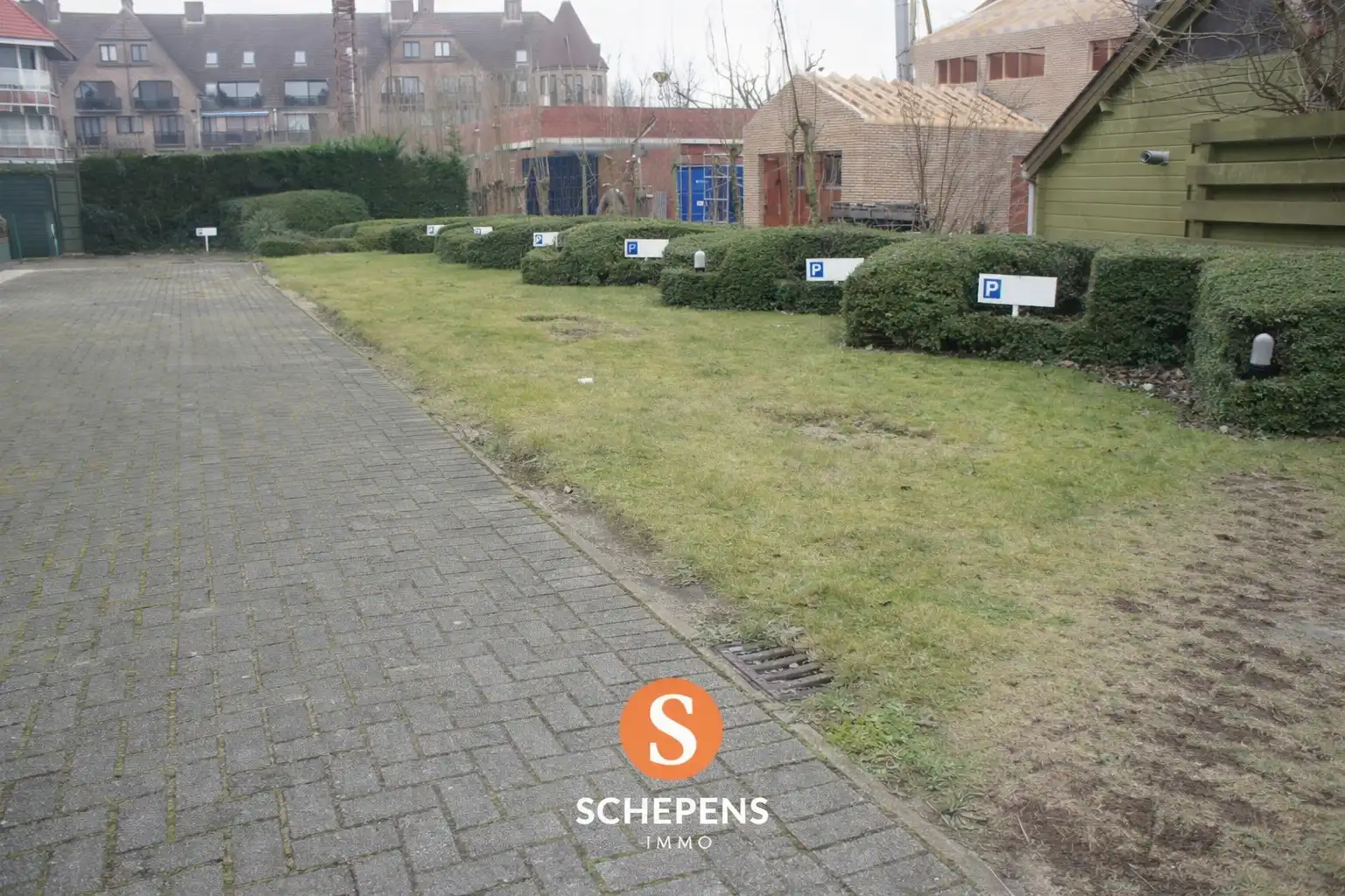 Verschillende buitenstaanplaatsen beschikbaar op wandelafstand van het centrum van De Haan. foto {{pictureIndex}}