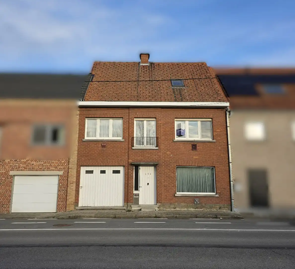 Hoofdfoto van de publicatie: Sterke woning in beton met 3 garages, landelijke verzichten in Hulste.
