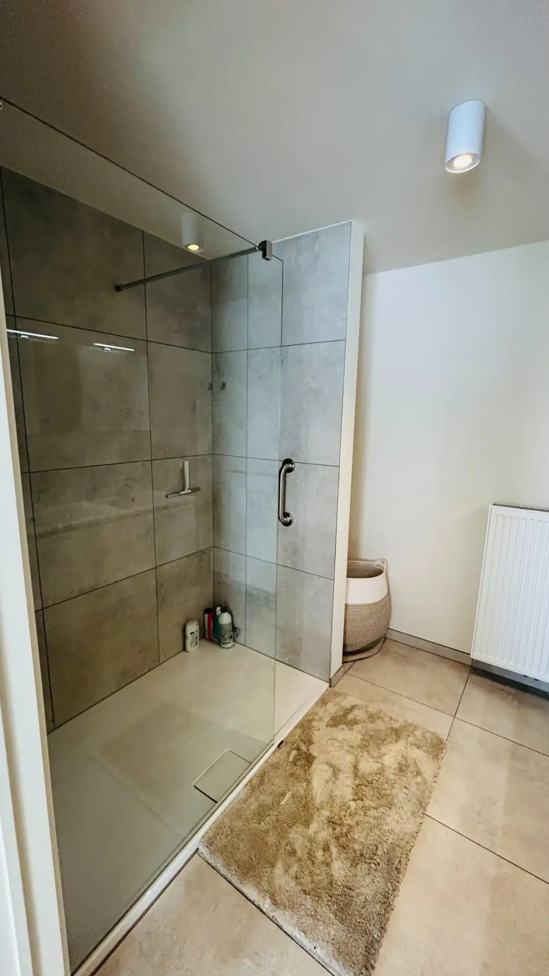 Ruim en verzorgd appartement met terras en autostaanplaats in residentie De Beuk foto 8