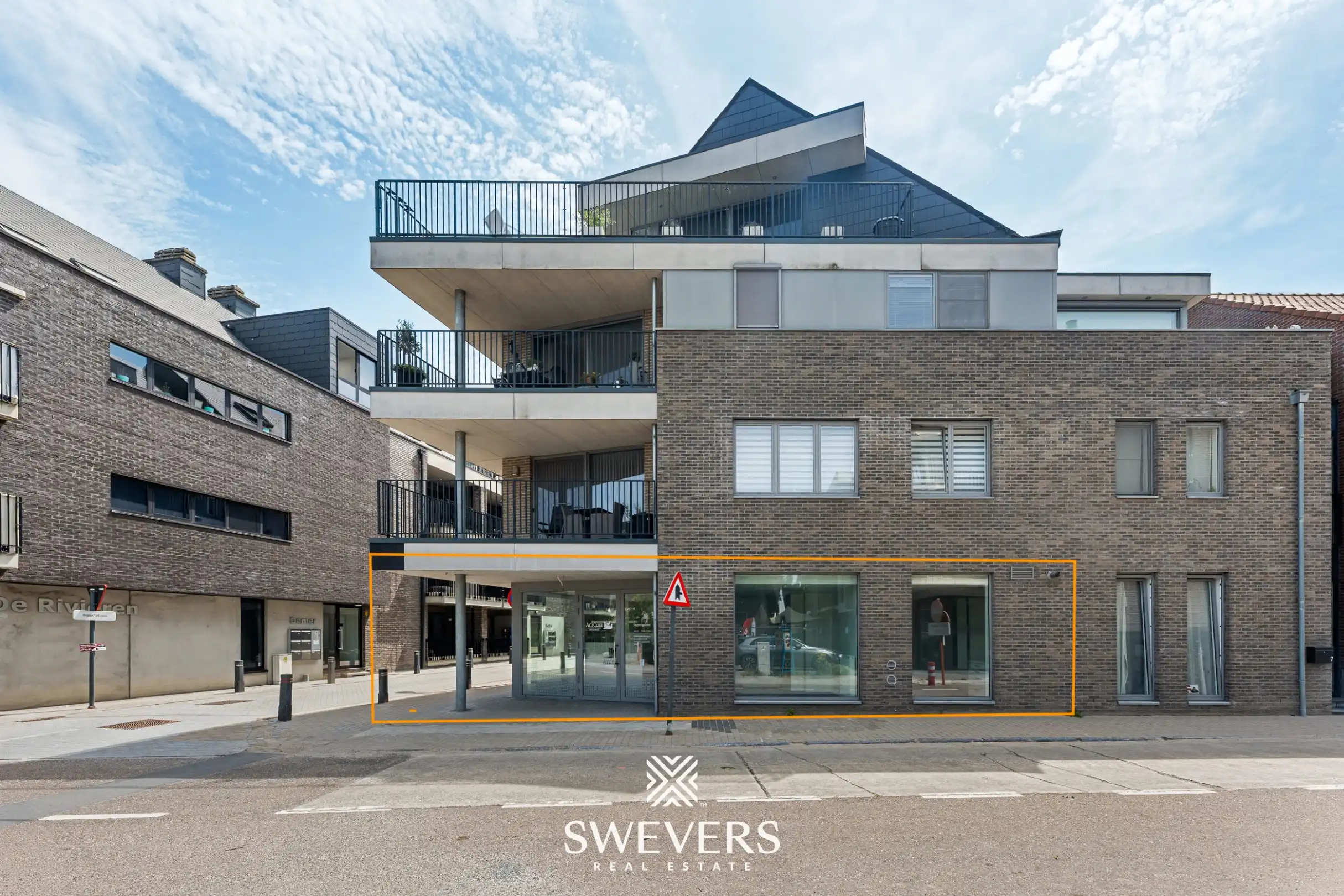 Instapklaar handelspand van 104 m² in het centrum van Halen foto {{pictureIndex}}
