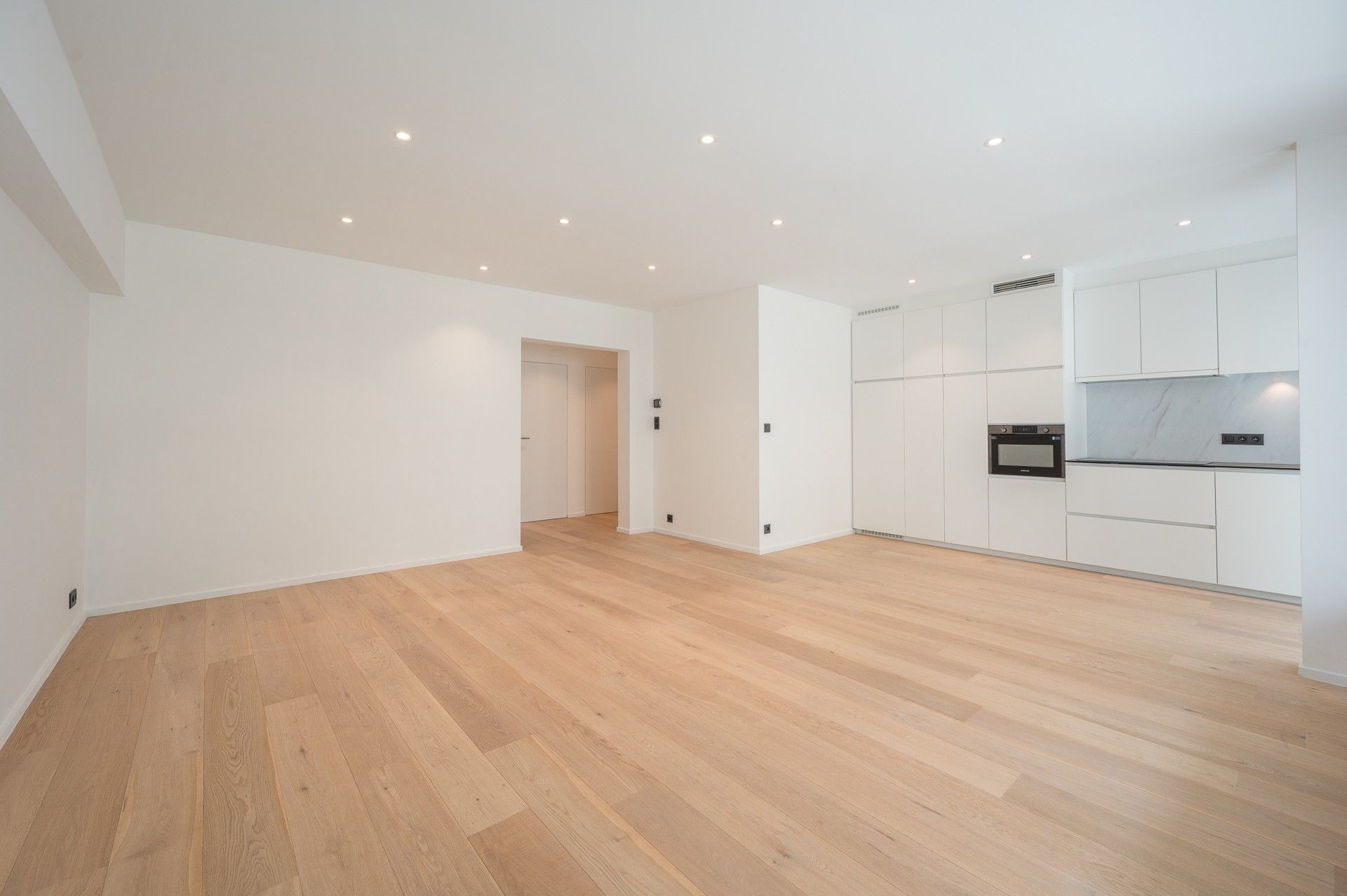 Ongemeubeld: Ruim en gerenoveerd appartement met zonneterras en zijdelings zeezicht! foto 2