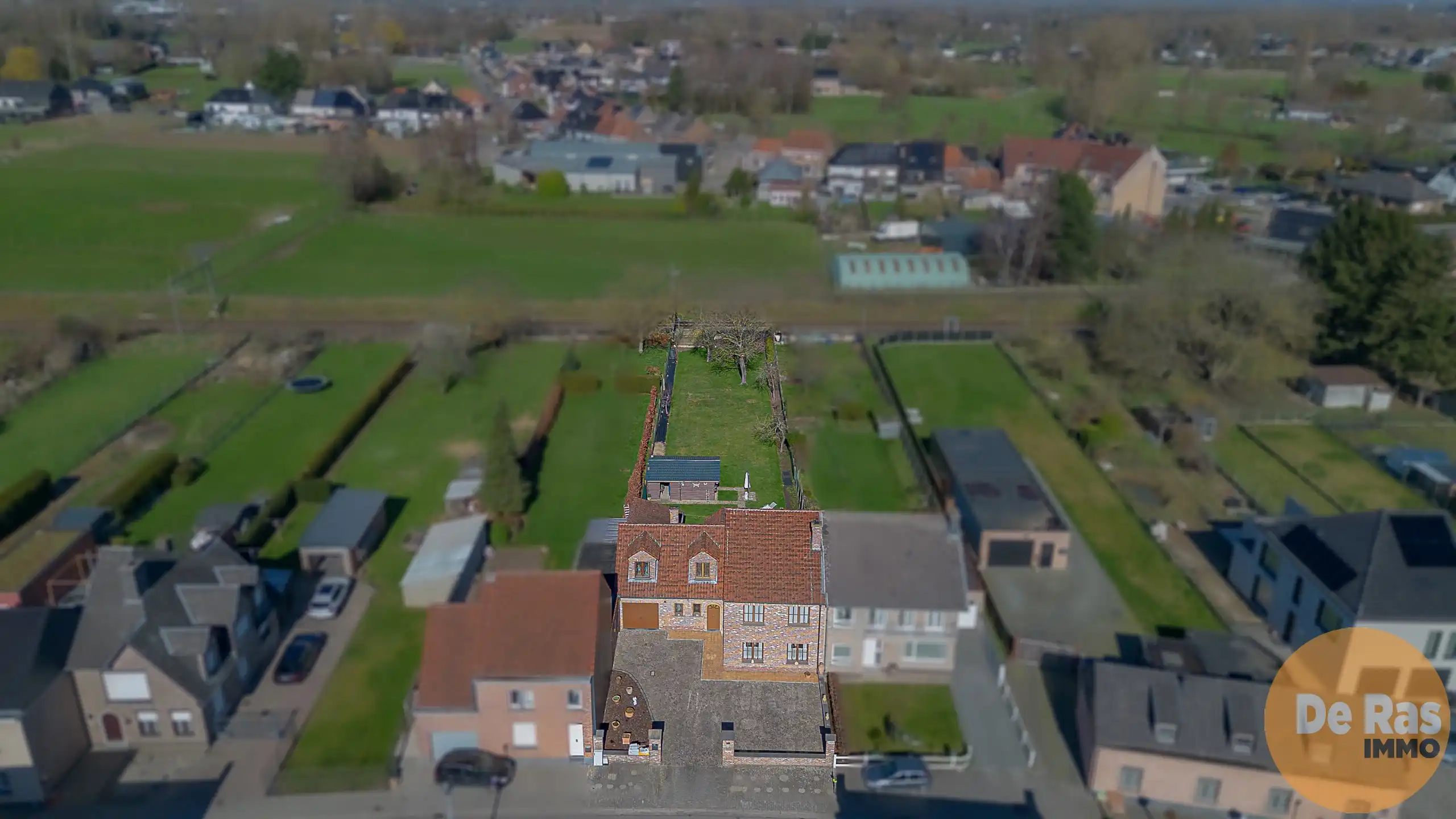 Ruime woning met grote garage en tuin vlakbij station Ede foto 3