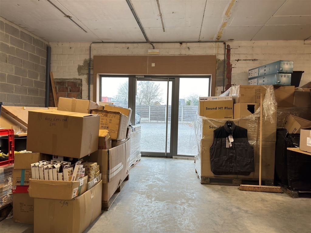 Riante handelsruimte met magazijn foto 16