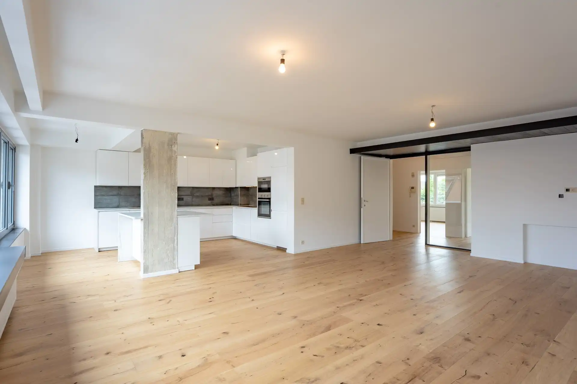 Uitzonderlijk ruime duplex in hartje Grimbergen met 4-5 kamers foto {{pictureIndex}}