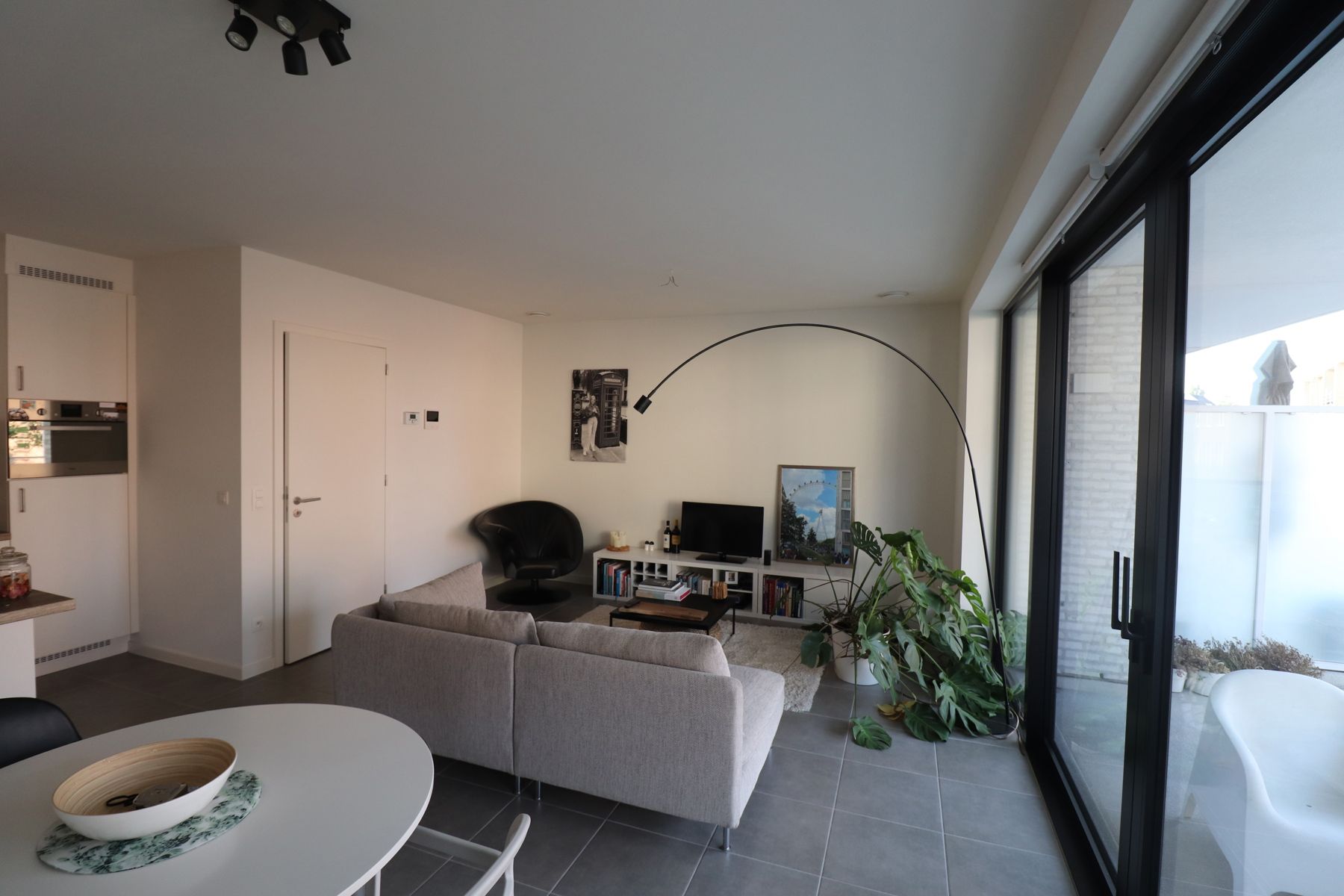 Prachtig 2-slaapkamerappartement met lift op de 1ste verdieping links met zonnig terras, ondergrondse autostaanplaats en berging. foto 2