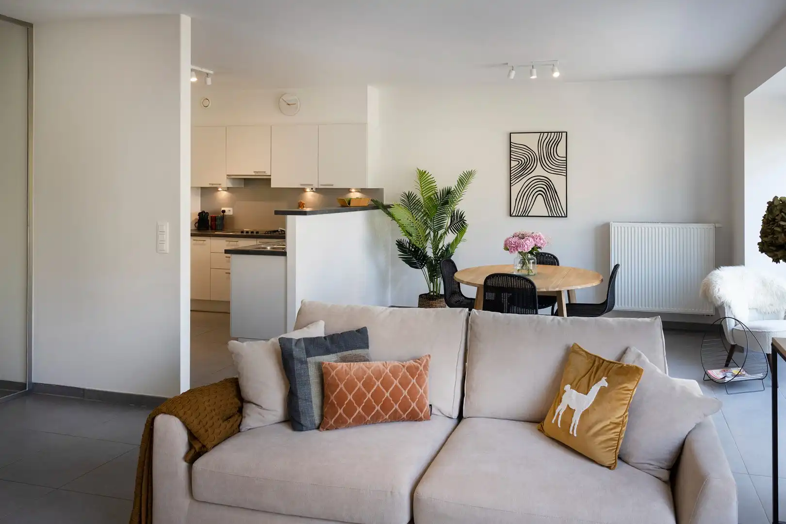Centraal gelegen, lichtrijk appartement met 2 slaapkamers. foto 2