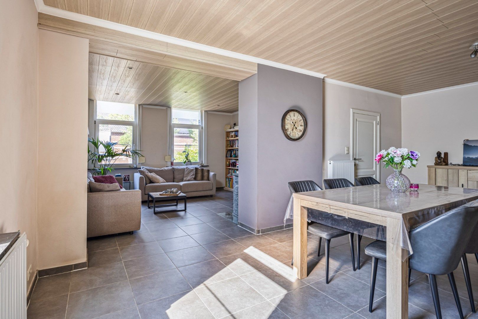 Instapklare woning met 3 SLPKS en zon georiënteerde tuin !  foto 4