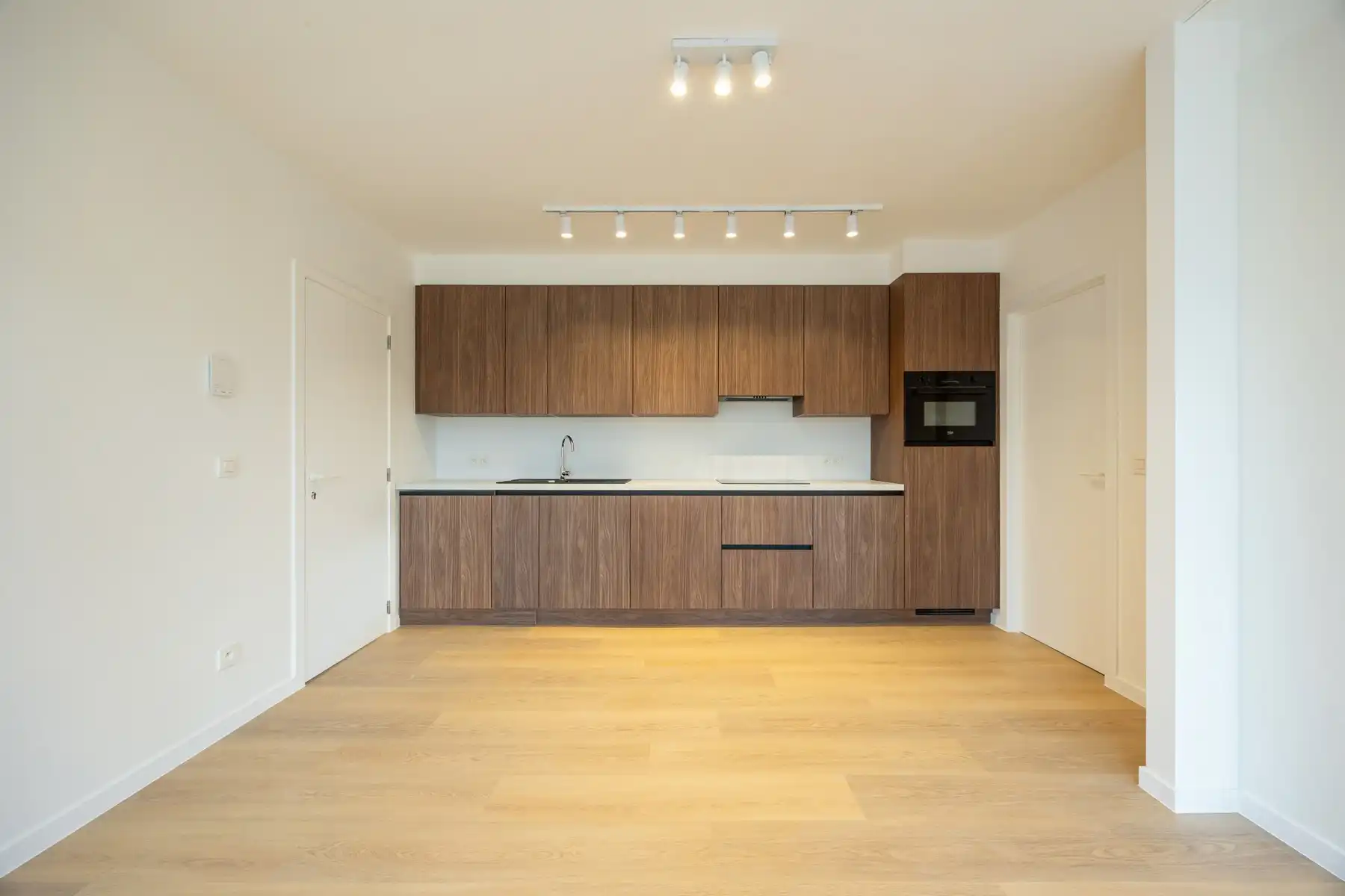 Gerenoveerde studio met aparte slaaphoek, terras en parking foto 4