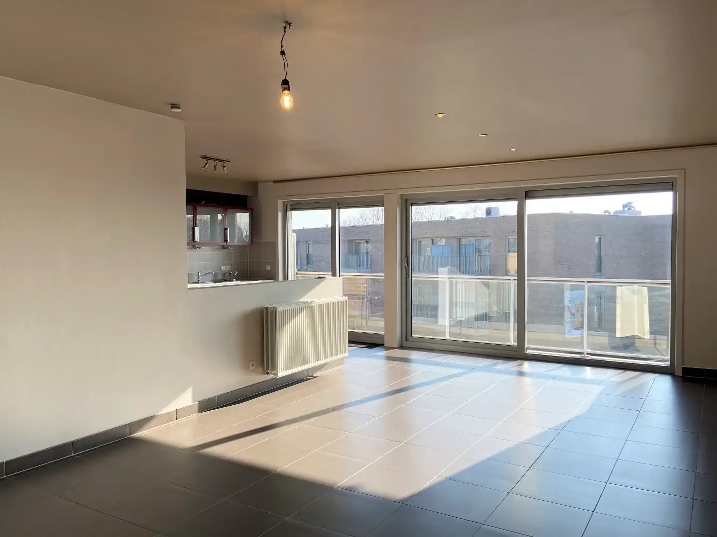 INSTAPKLAAR APPARTEMENT MET 2 SLPKS + STAANPLAATS EN KELDERBERGING foto 2