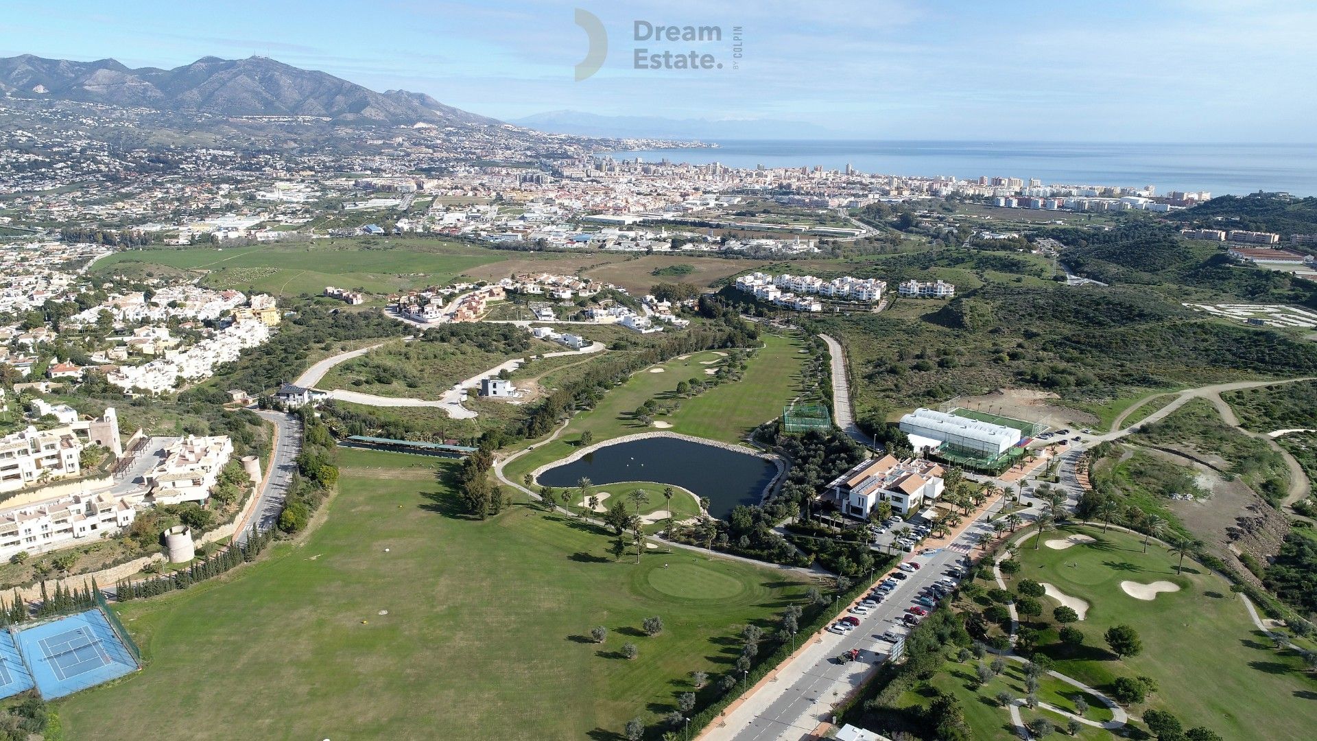Nieuwbouwwoningen (nog slechts 2) tegenover de golf met zicht naar zee te Mijas. foto 8