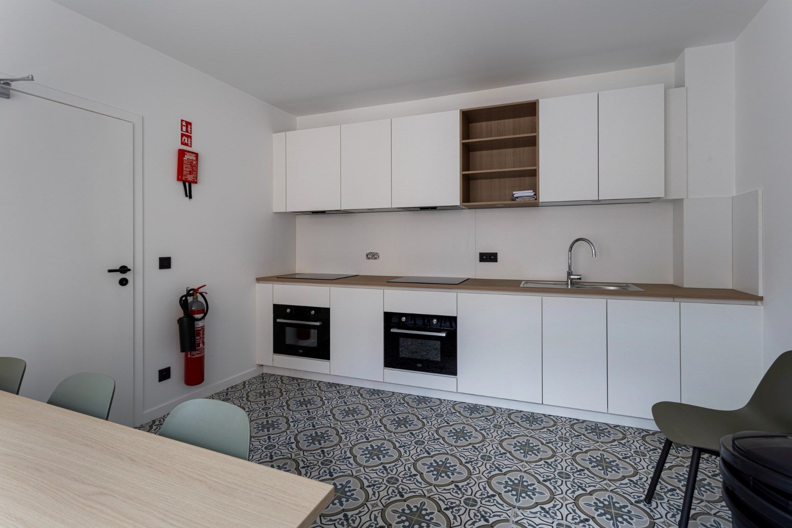 Volledig gerenoveerde studentenkamer in residentie met 29 studentenkamers met eigen sanitair in hartje Leuven  foto 6