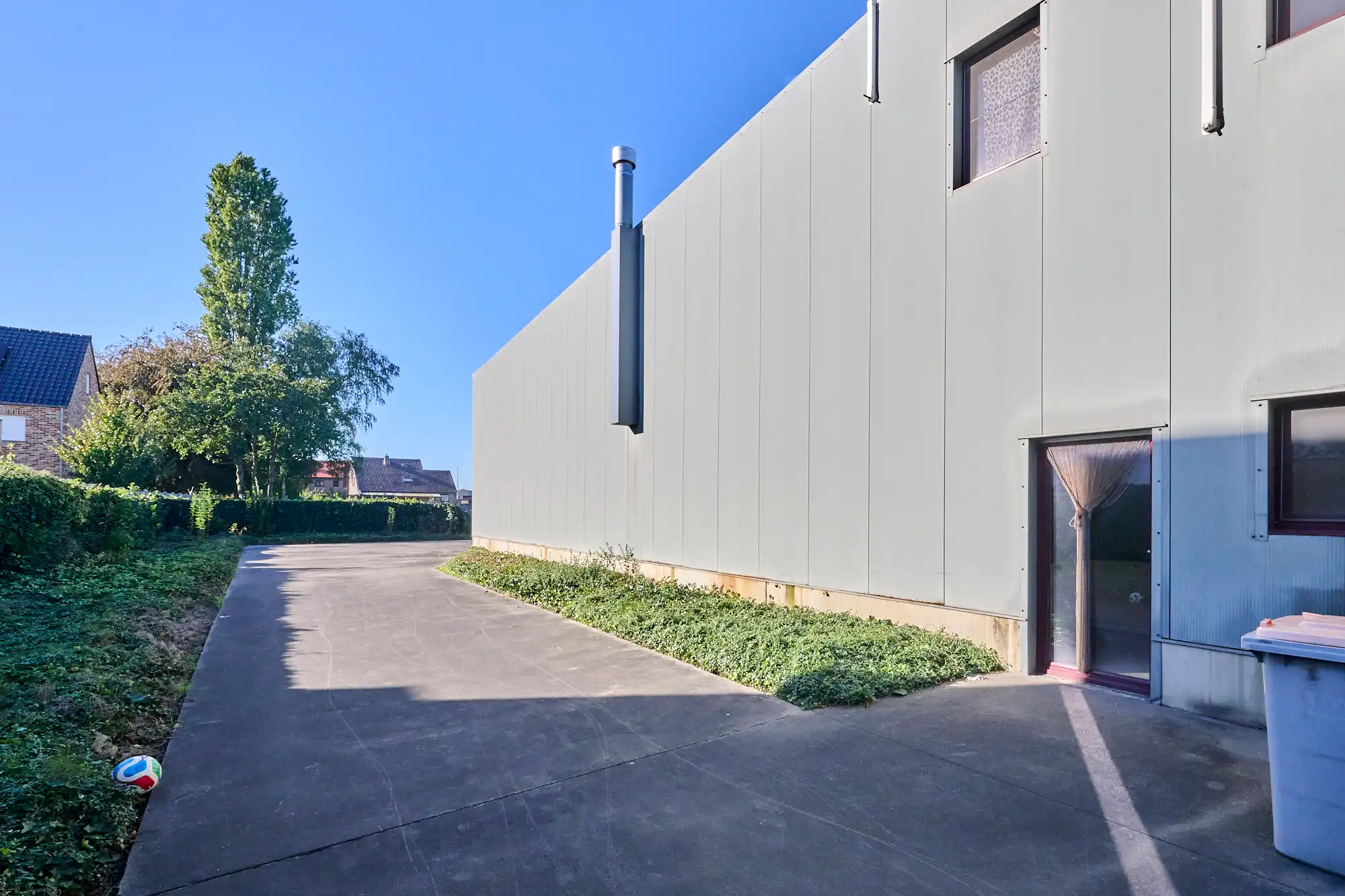 TE KOOP Dilsen-Stokkem: bedrijfsgebouw met appartementen foto 3