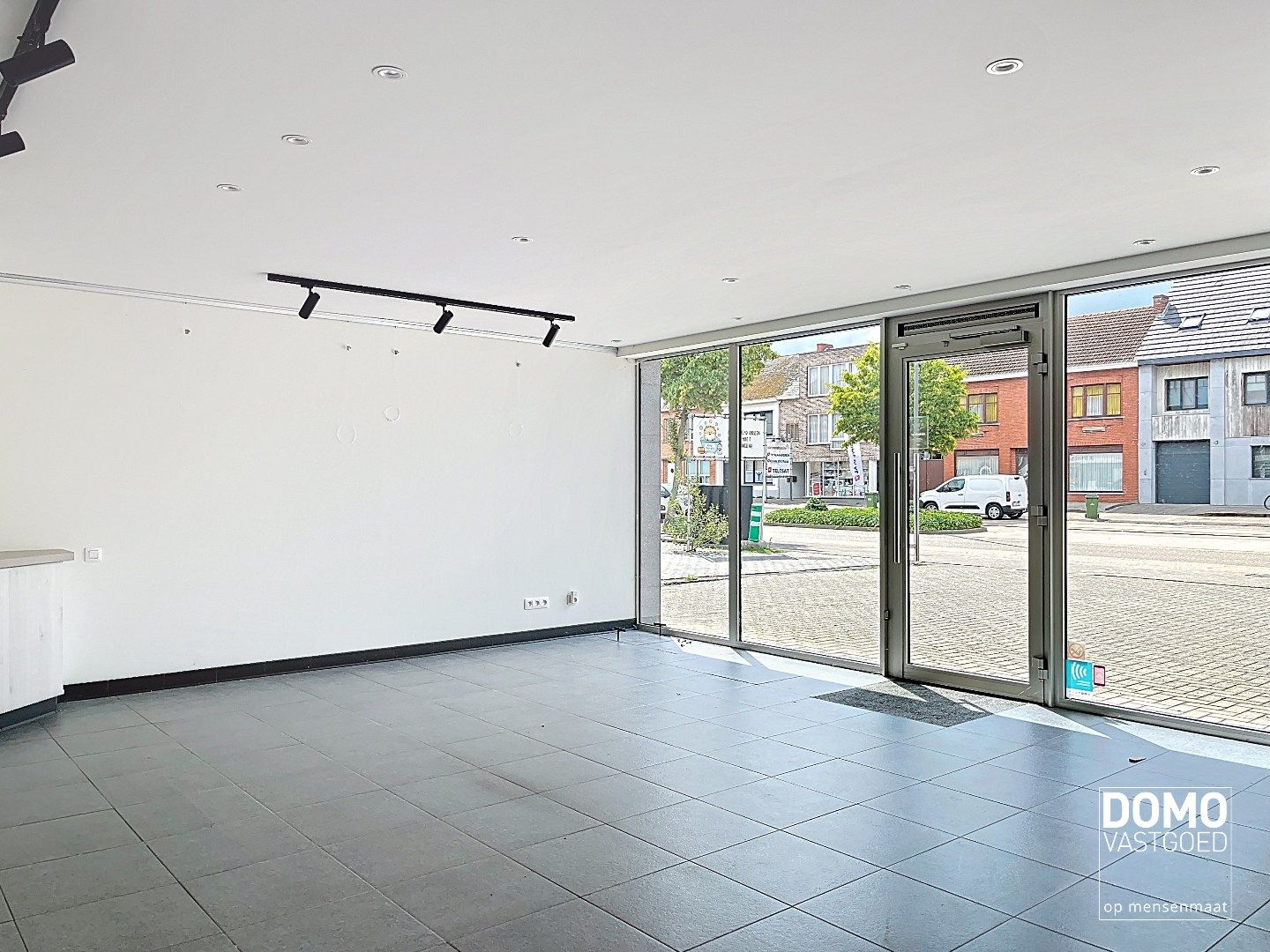 Commercieel gelegen handelspand met inclusief bovenliggend appartement te Kermt. foto 3