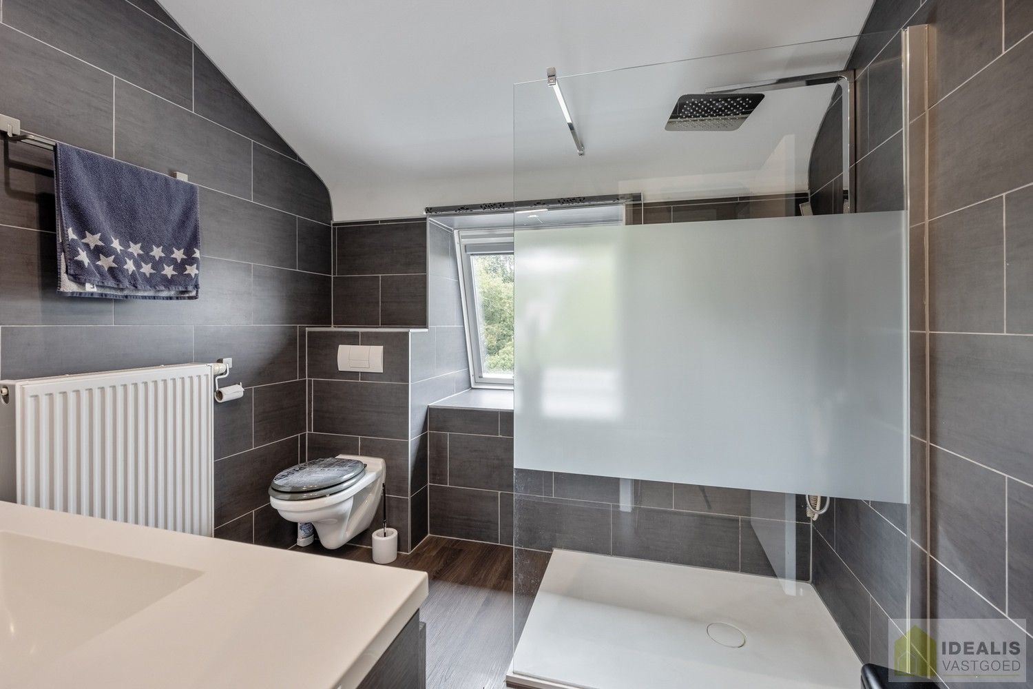 INSTAPKLARE GEZINSWONING MET LICHTRIJKE LEEFRUIMTE, RUIME EN VERZORGDE KEUKEN, BADKAMER EN 3 GOEDE SLAAPKAMERS OP EEN KNAP ZUID-GEORIENTEERDE PERCEEL VAN 2A 32A foto 21