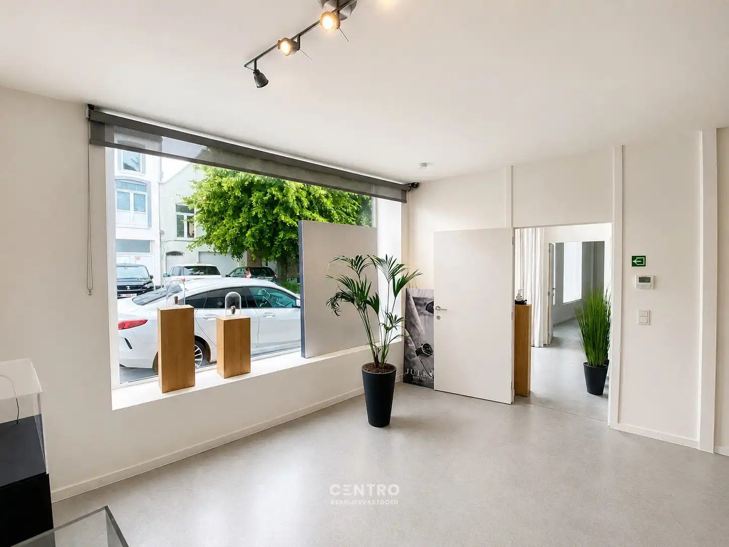 Lichtrijke KANTOOR / PRAKTIJKRUIMTE  ± 100m² te HUUR in het centrum Roeselare. foto 5