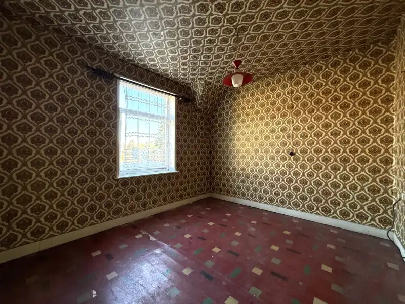 Te renoveren woning met oprit en garage in rustig straatje foto 12