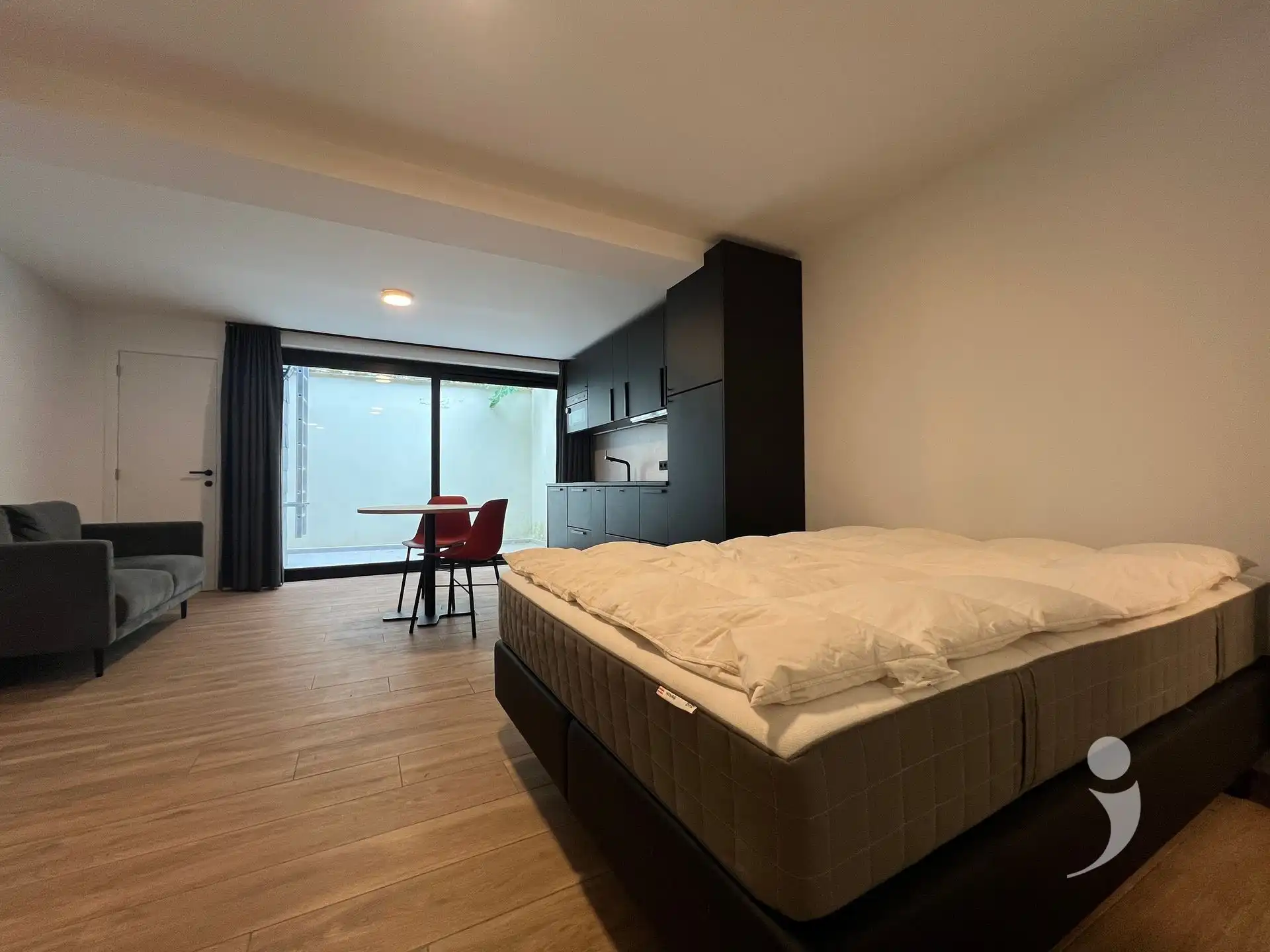 Ruime studio met privéterras foto 3