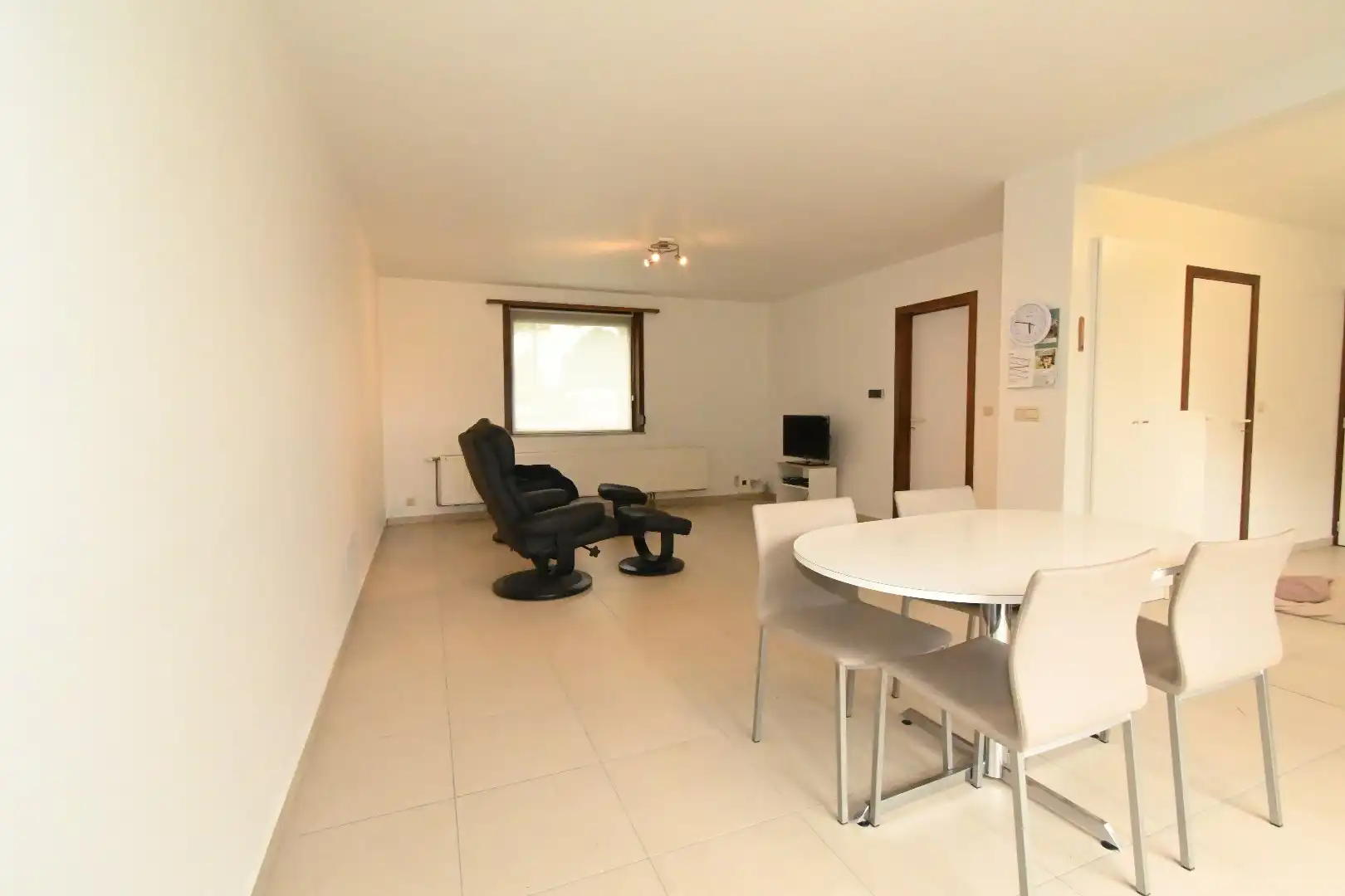 Ruime halfopen woning met parkeerplaats en tuin  foto 10
