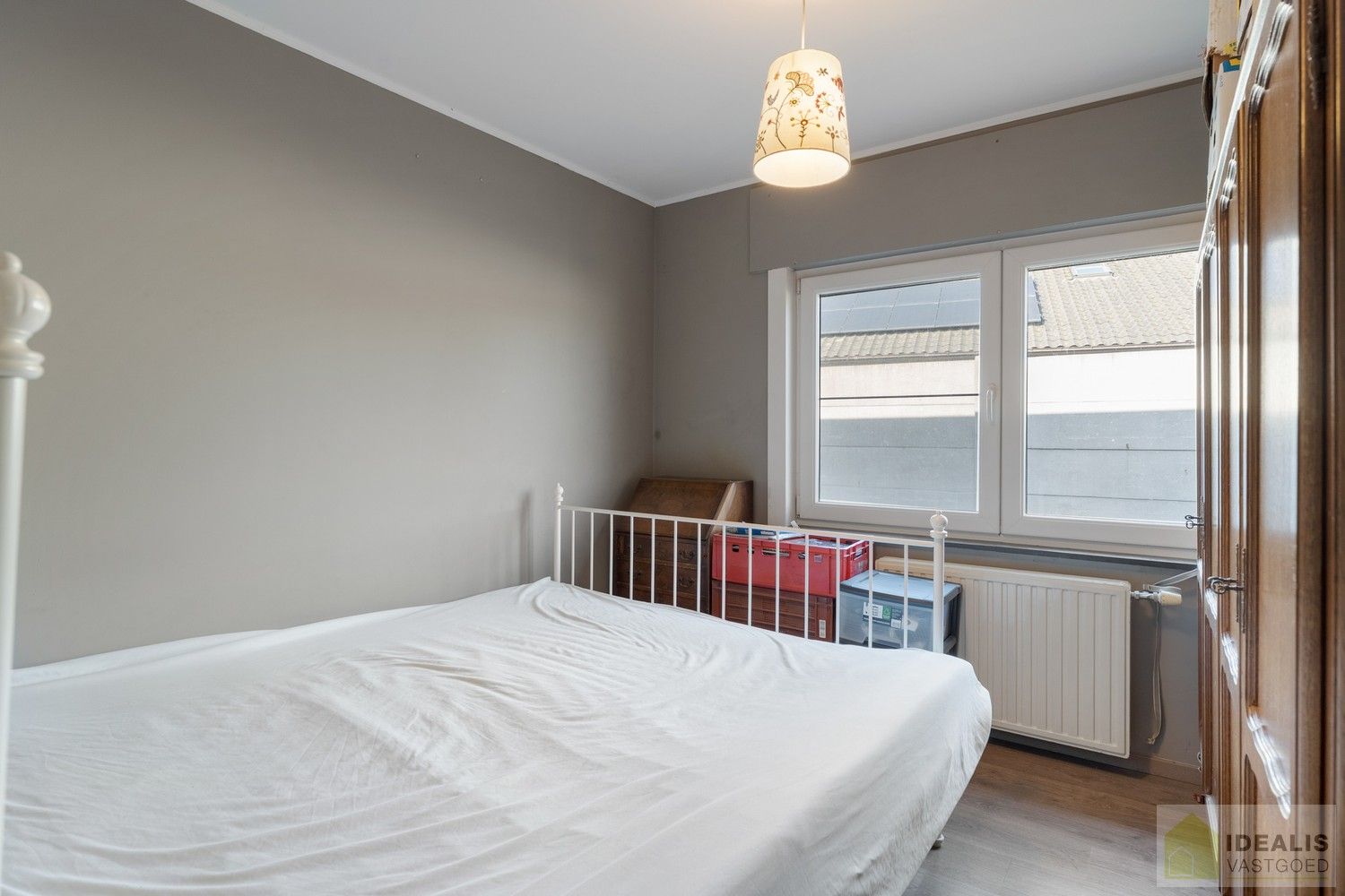 IDEALIS VASTGOED - CHARMANTE INSTAPKLARE GEZINSWONING MET EEN LICHTRIJKE LEEFRUIMTE, MODERNE OPEN KEUKEN MET KOOKEILAND, 3 RUIME SLAAPKAMERS EN BADKAMER. DE WONING IS GELEGEN OP EEN PRACHTIG PERCEEL VAN 12A 68CA! Deze knappe bungalow omvat een aangename 140m² bewoonbare oppervlakte met een lichtrijke woonkamer met aansluitend een moderne open keuken met kookeiland (voorzien van alle comfort), 3 ruime slaapkamers en een badkamer. De woning biedt verder een kelderverdieping en een zeer ruime tuin. Een unieke kans voor kandidaten op zoek naar een instapklaar huis voorzien van alle faciliteiten op een hele fijne locatie tussen de centra van Oudsbergen, Bree en Peer! foto 19