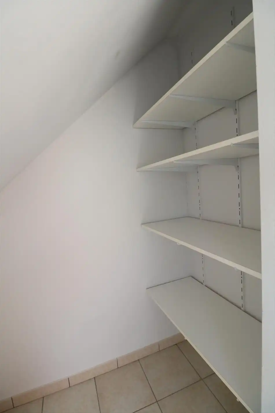 Ruim duplex appartement met zonnig terras in centrum Koekelare  foto 10